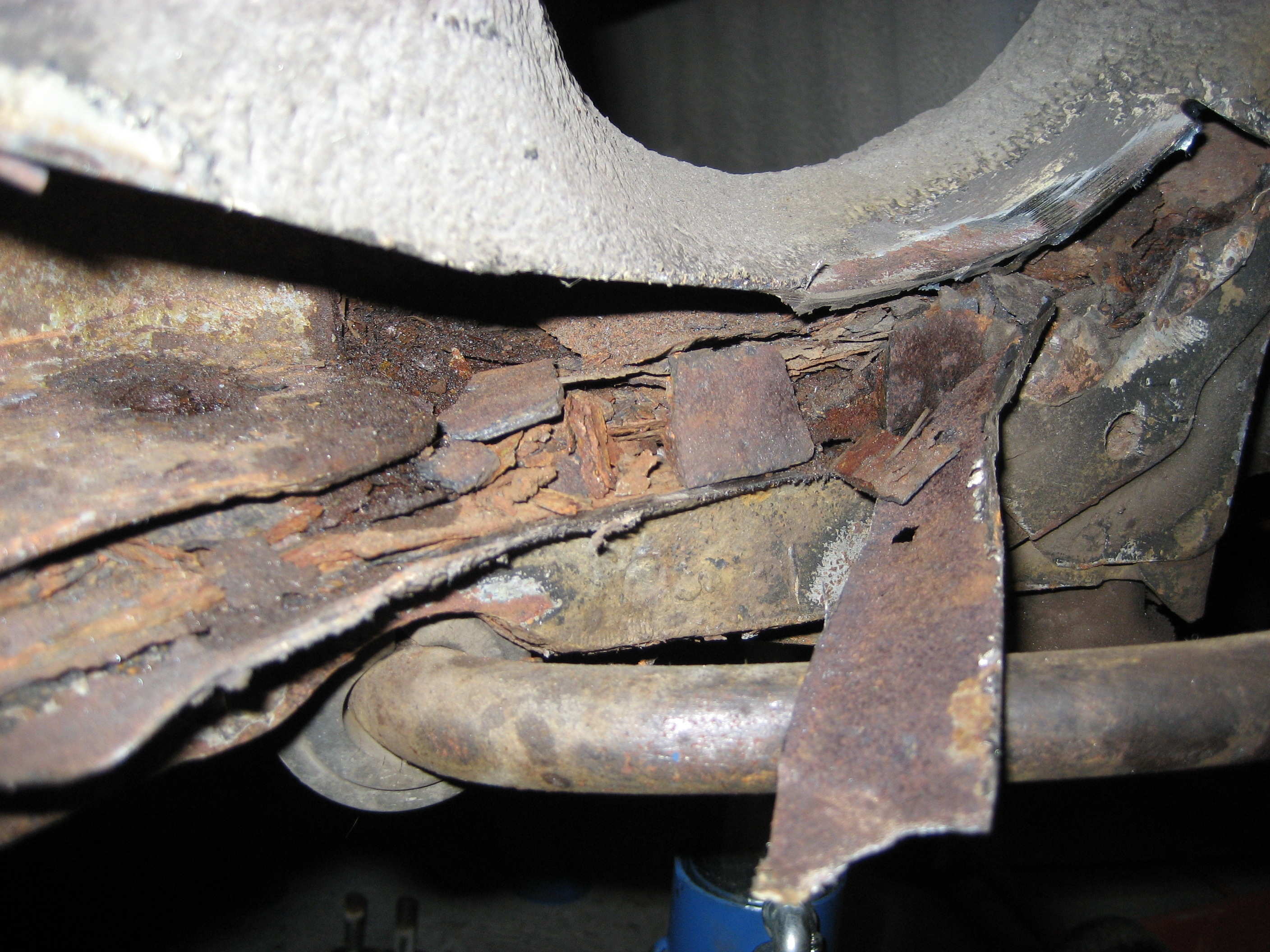 Kjeks av støtteveggen i rammevangen, trist syn.