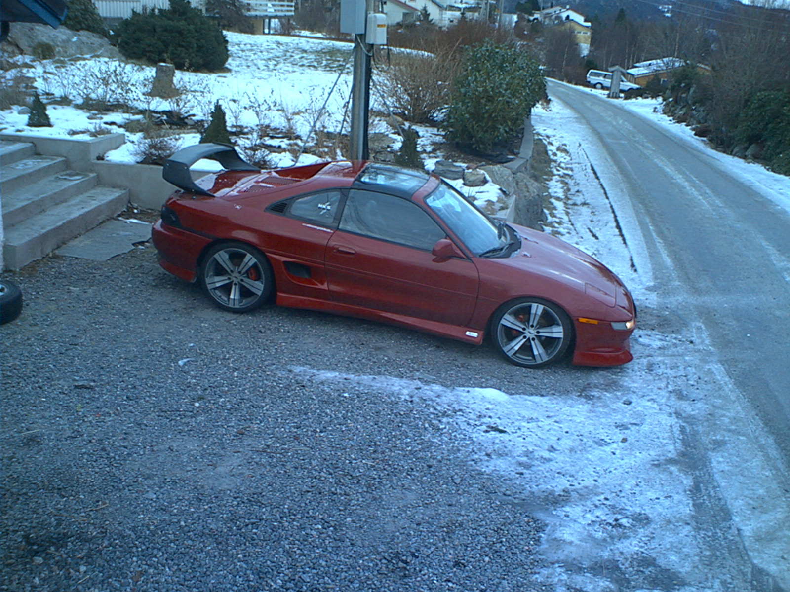 TRD vingen prøvemontert. Den er riktig nok ikke lakkert enda og står ikke helt riktig på. Den bare hviler oppå botene og blir drmed 3-4 cm høyere enn den skal være..