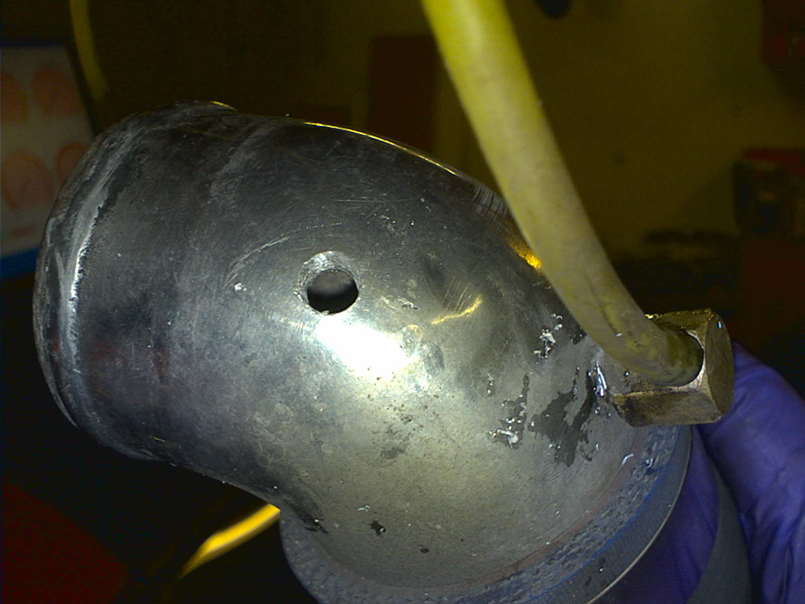 Borret hull til å ha dysa i, og gjenget opp.