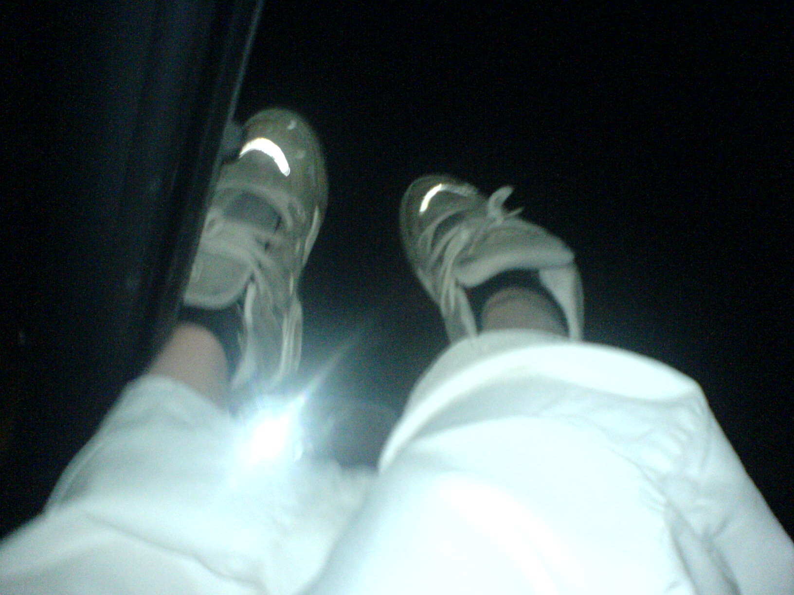 sko ut av vindu på en kjørende bil...