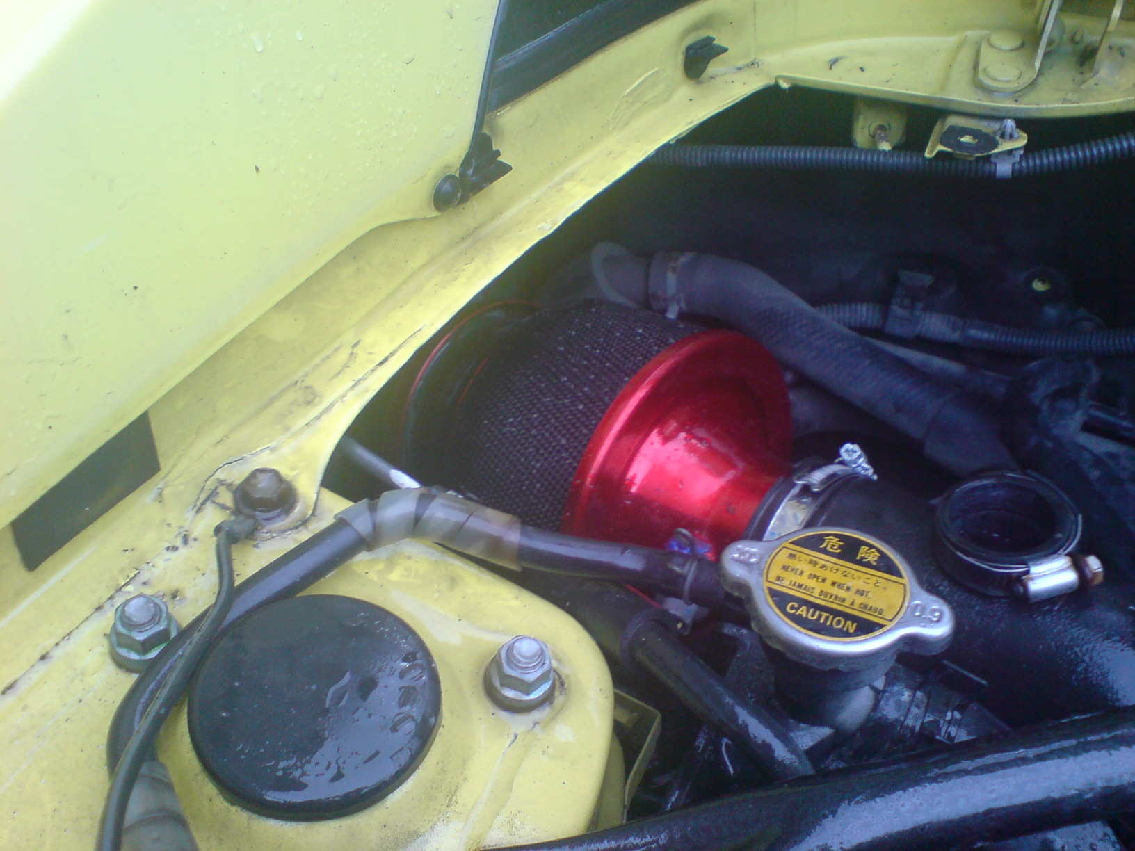 der var det nye filtert komt på plass, hadde ikke noe å tette igjen håla etter di to andre boksene som er på innsugsslangen, så satte di berre tilbake der di stod enn så lenge