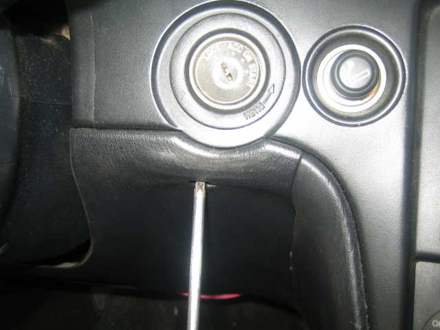 Skru løs skruen som sitter under tenningslåsen