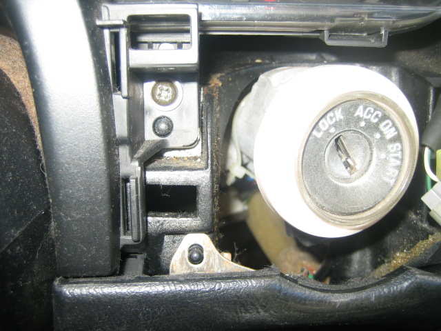 Skru ut skruen som holder plastbiten som går i bunnen av instrumentpanelet (sitter rett til venstre for tenningslåsen)