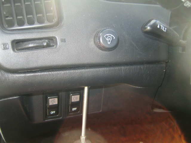 Dra av bryteren med lyspæren på og skru løs skruen på undersiden