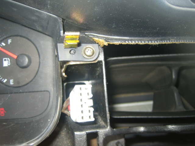 Skru løs denne skruen som holder listen øverst på høyre side