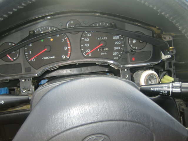 Listen øverst plukkes av og skruene nederst på &amp;quot;tappene&amp;quot; som går ut fra instrumentpanelet skrues ut