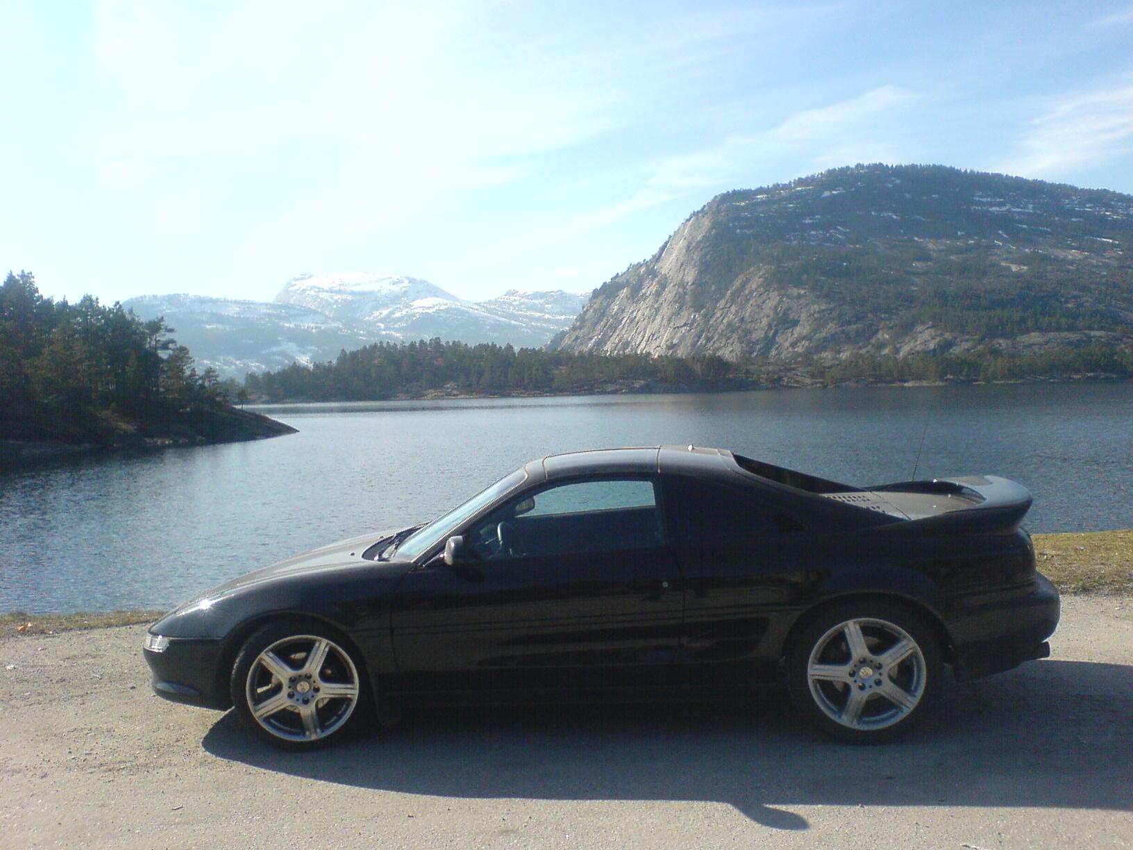 Møkkete bil i fine omgivelser ( tatt ved Nisser i Telemark )