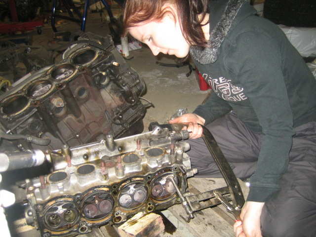 Se til at tangen sitter godt på plass og dekker hullene på begge sider slik at du ikke ødelegger noe. Så er det bare å klemme til og ta ut de små metallbitene som holder alt med magneten, og plukke ut bøtter og shims.<br />Skyv ut ventilen.