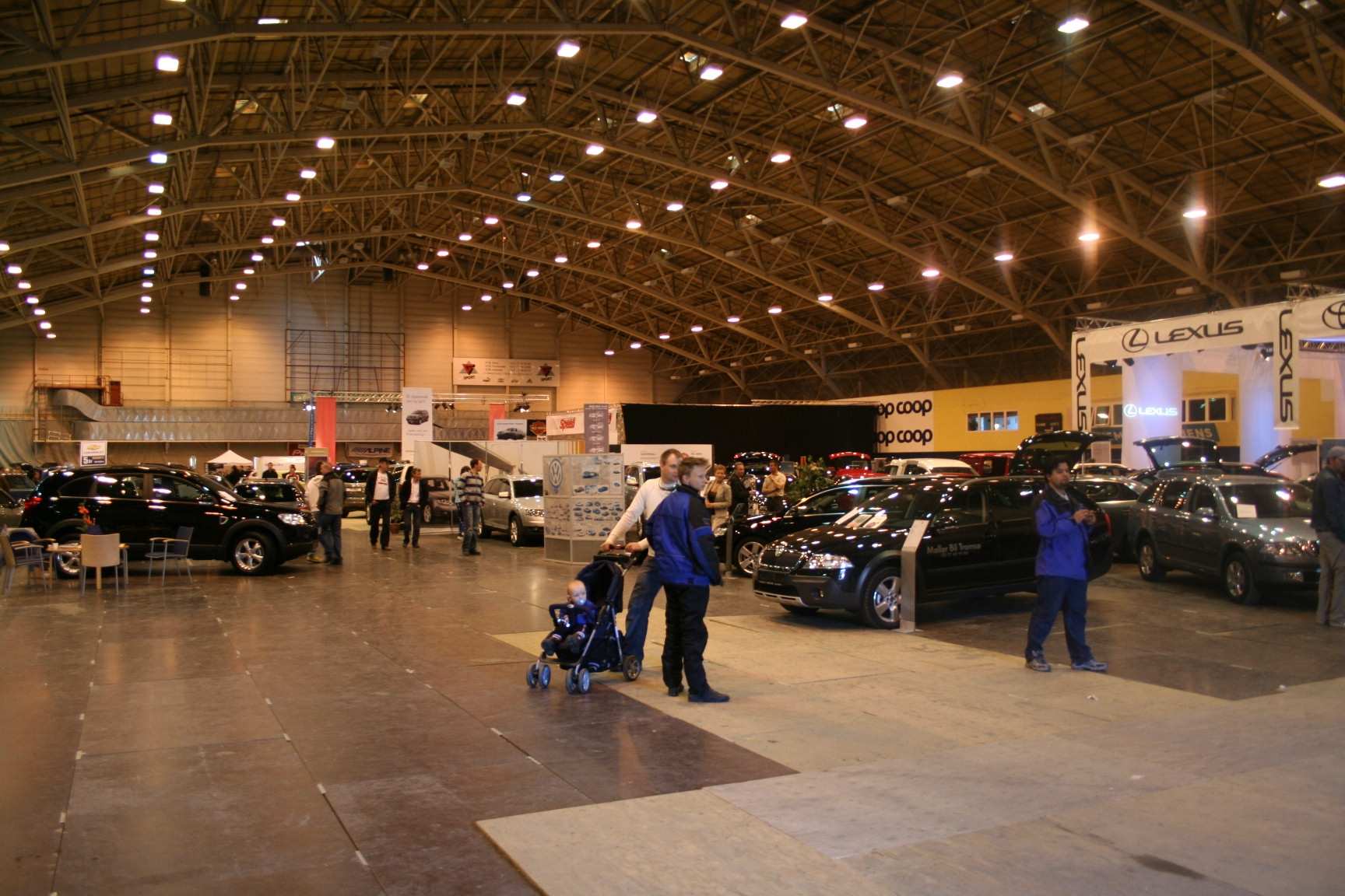 Nå kan man se litt av vår stand. Ellers så er Volvo,Ford, Range Rover, Honda osv også med på bilde.en plass.