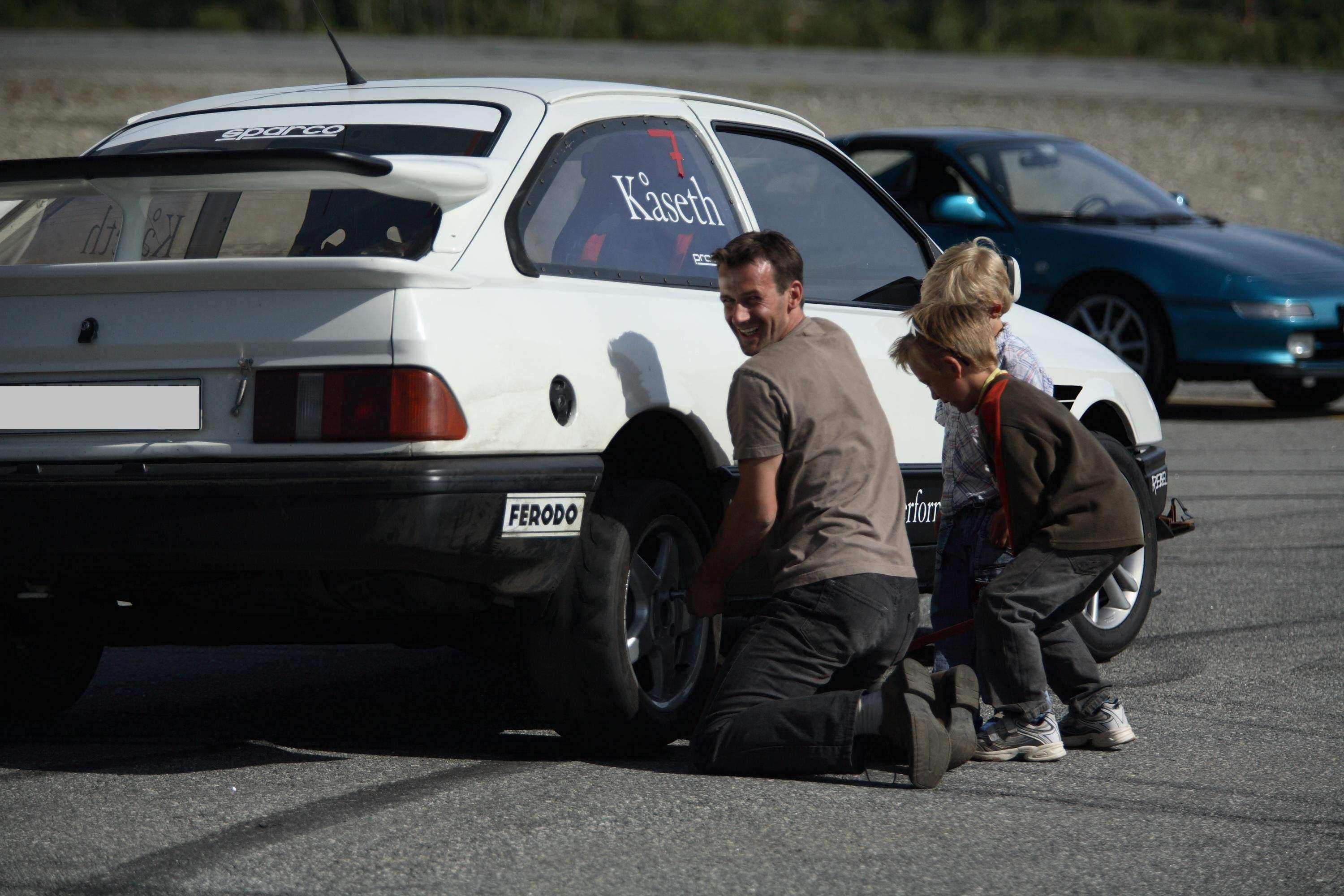 Ole Tommy med gode hjelpere etter at Arne Rebel har vært så snill å burne ut det siste dekksettet hans :)
