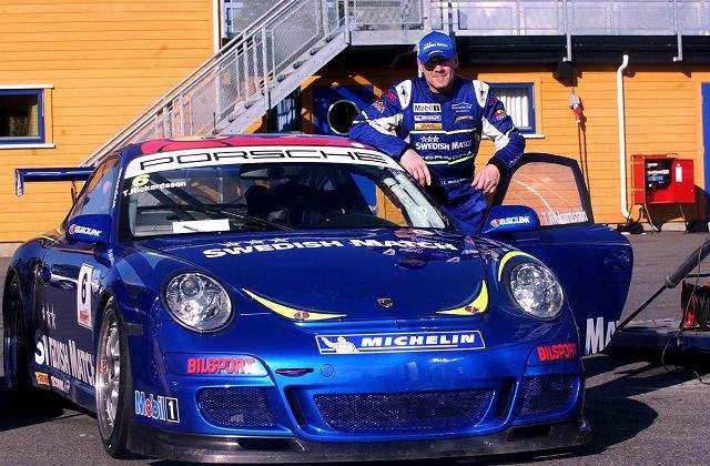 VERDENSSTJERNE BESØKTE VÅLER: Tony Rickardsson er superstjerne i Sverige etter å ha dominert speedwaysporten de siste 15 årene. Nå satser han i Porsche Carrera Cup og i går kveld var han i Våler på testkjøring foran neste runde som går av stabelen på Våle