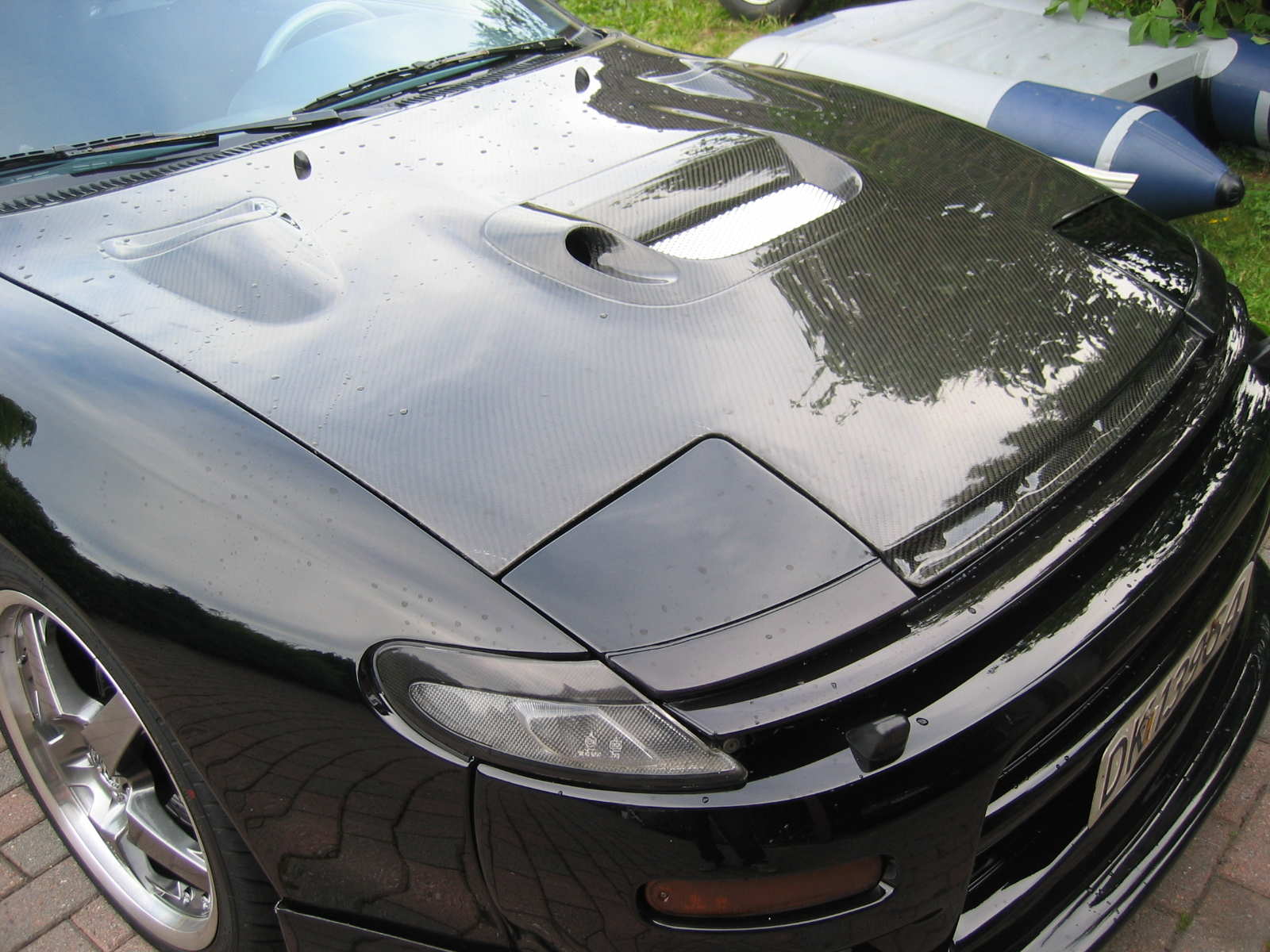 karbon panseret passet bra. noe modifisering måtte til pga tårnstag. Kan ta bilder av det senere. Og hullene til spylerhodene var noe for små, måtte file dem opp litt.