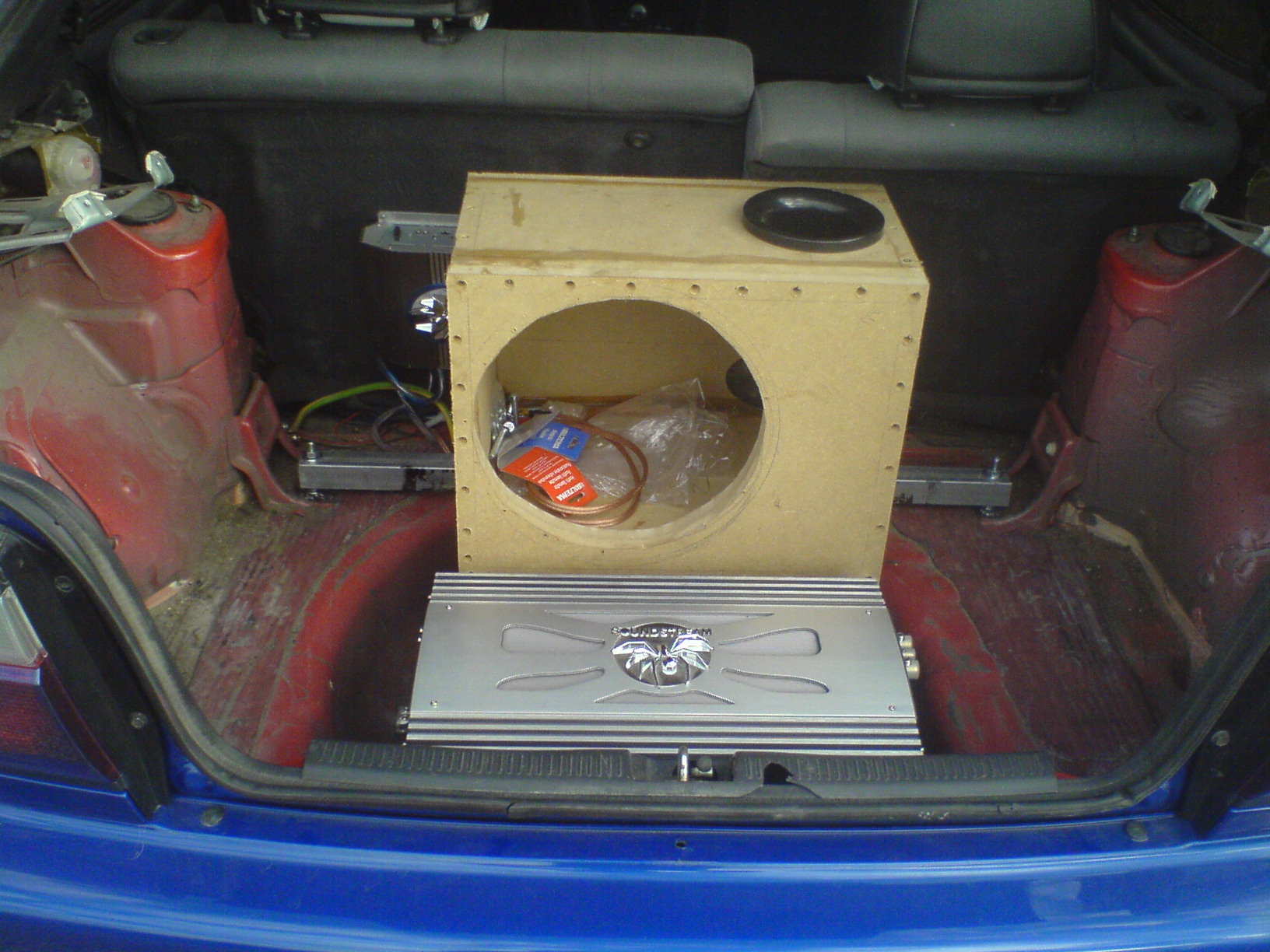 kassa og forsterkern ( forsterkern skal senkes ned i ramma til uka