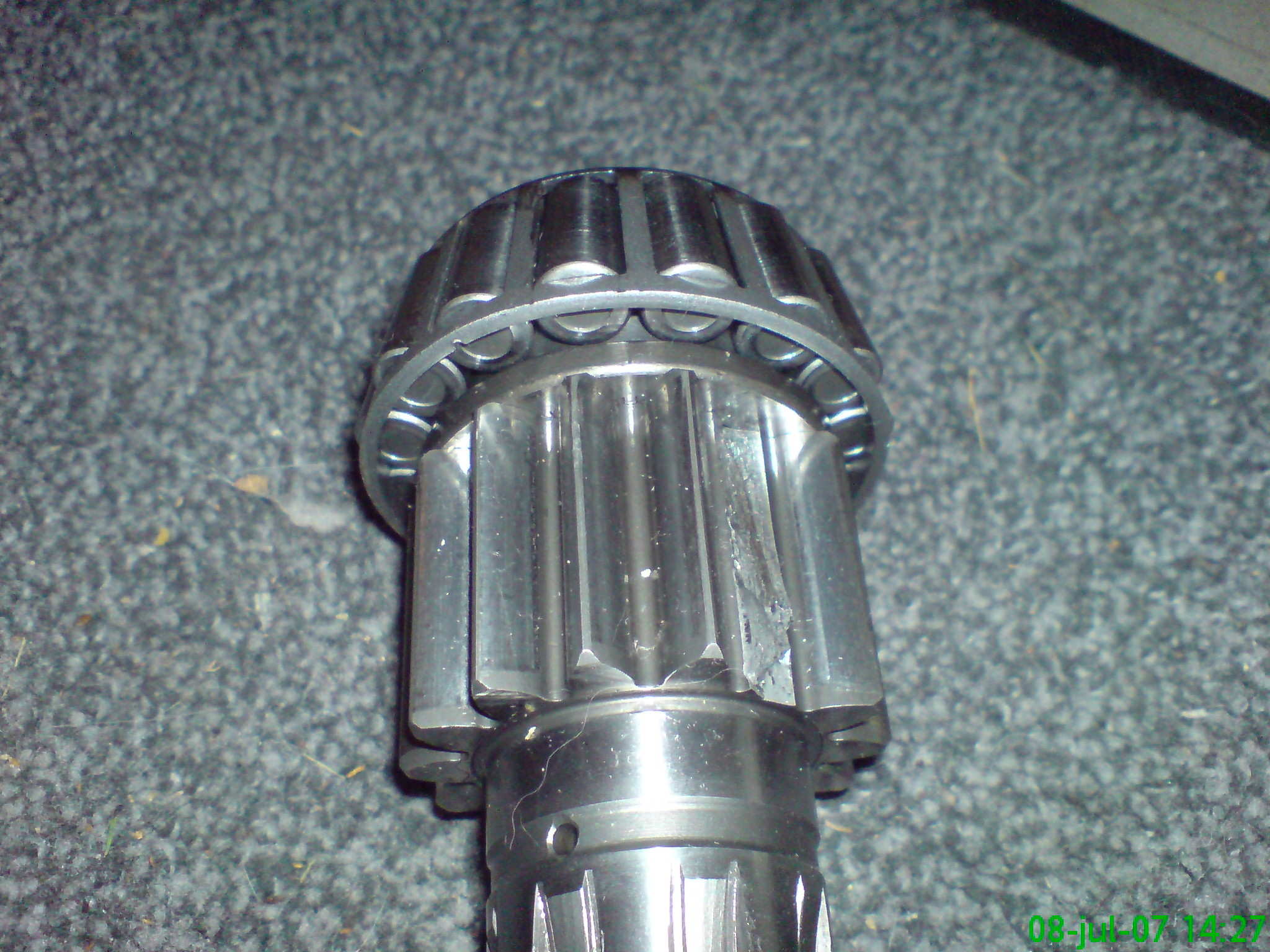 Pinjong akselen som ble byttet, man kan se at en tann er knekt av etter belastnings test av akselen.