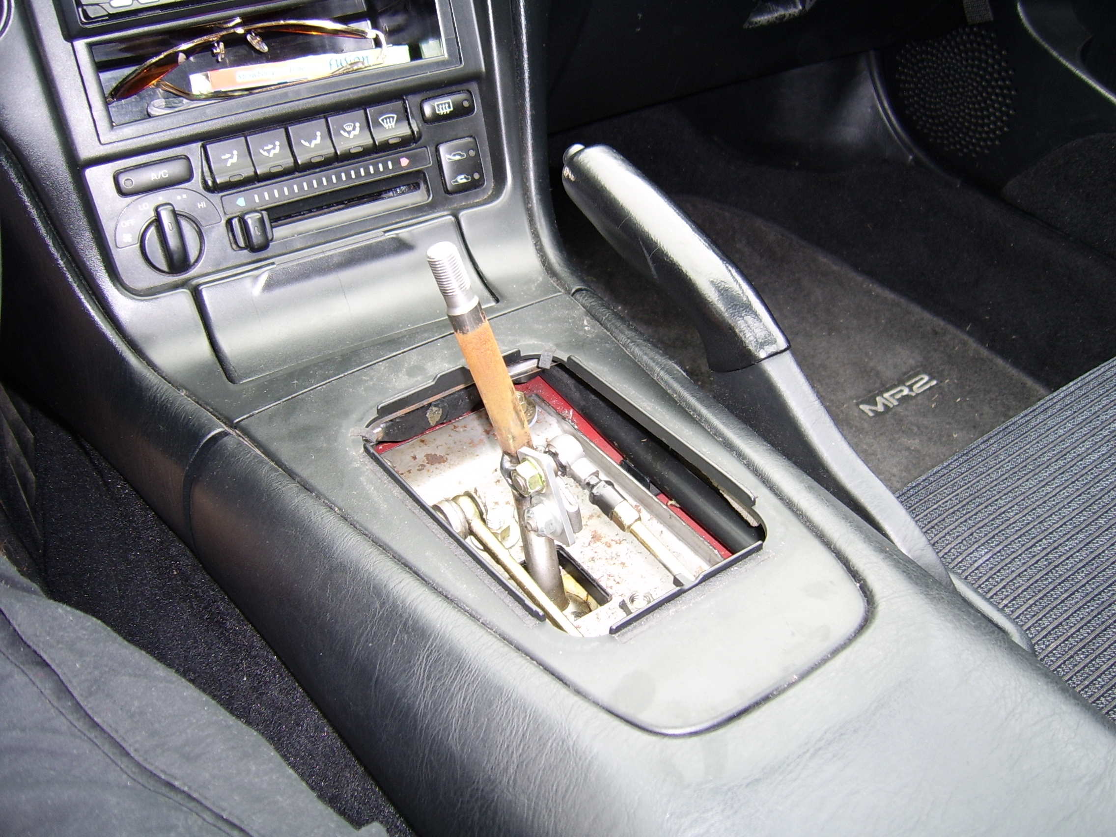 Fjernet mansjett. Ops, er viss rust på gearstanga! sikkert pga at bilen har stått ute en del i vinter...