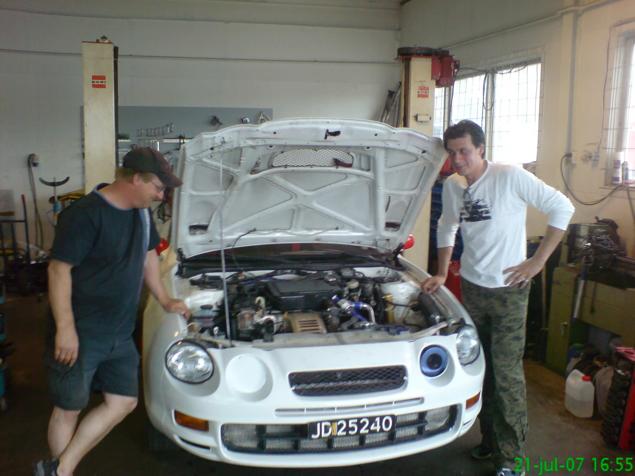 Takk til John og Johnny.