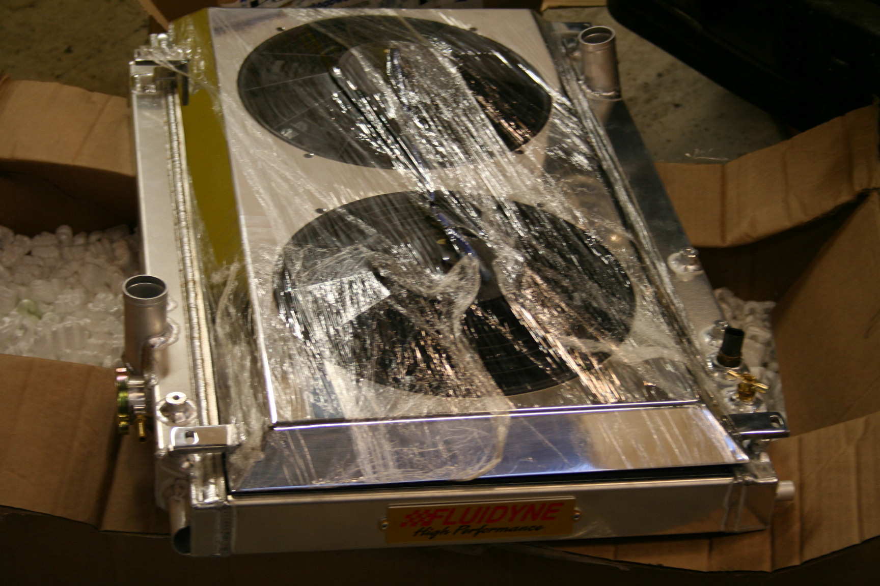 Ny alu raditaor og vifter.! Så vi får nok kjøling.! Nice arbeid de har gjort på Fluiydune performance...