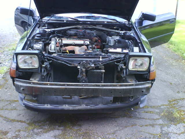 Fronten, ribba =P<br />fant ut at skiltholderen var festa med 6 M6 skruer, kan dere gjette hvor mange som knakk da jeg skrudde dem ut? 4stk =S