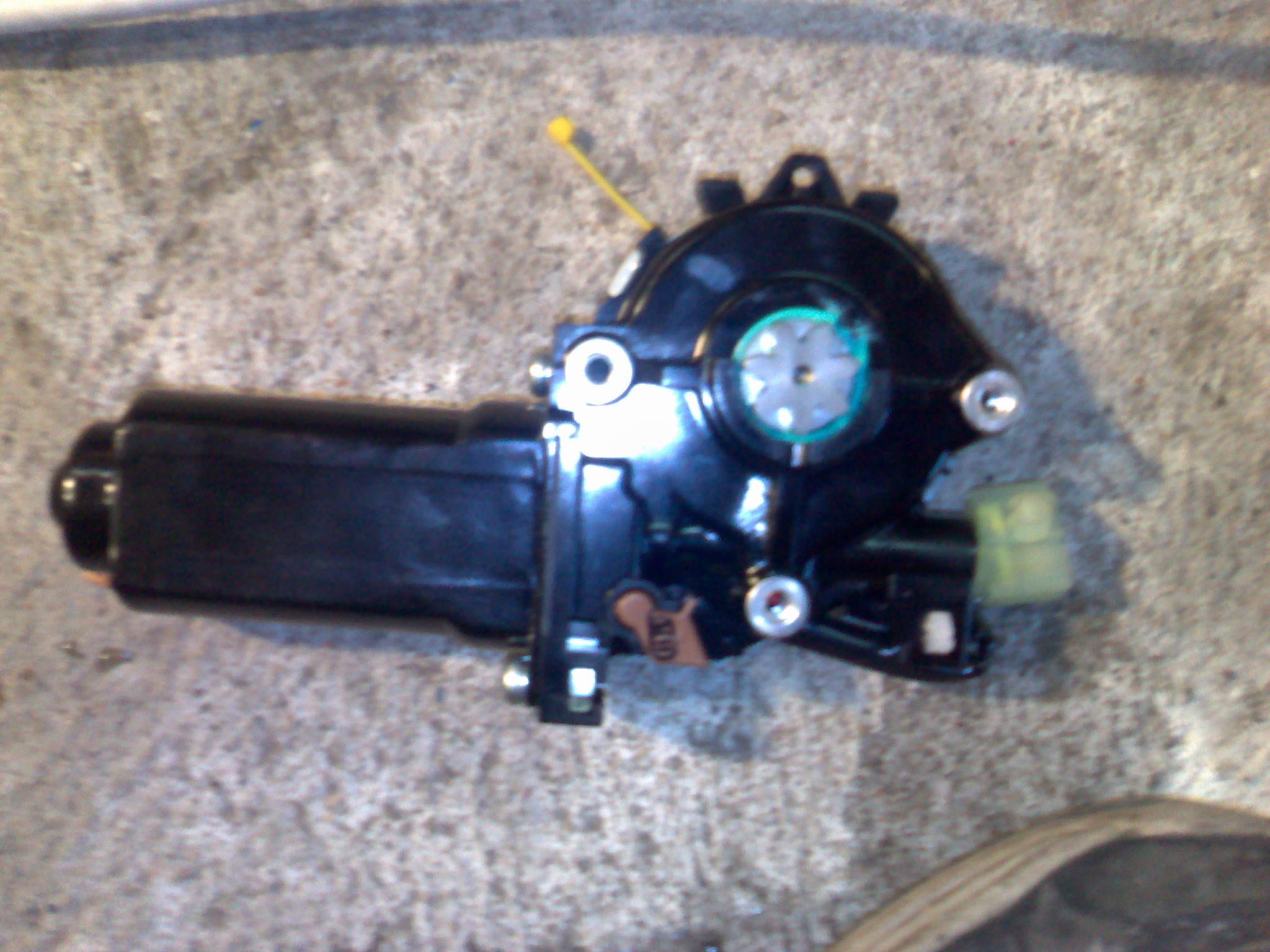 Selvfølgelig måtte ene vindusheis motoren ta kvelden. Var ikke billig for en ny, men etter litt slit var den på plass. Måtte bruke en boss sekk som vannbeskyttelse på innsiden.