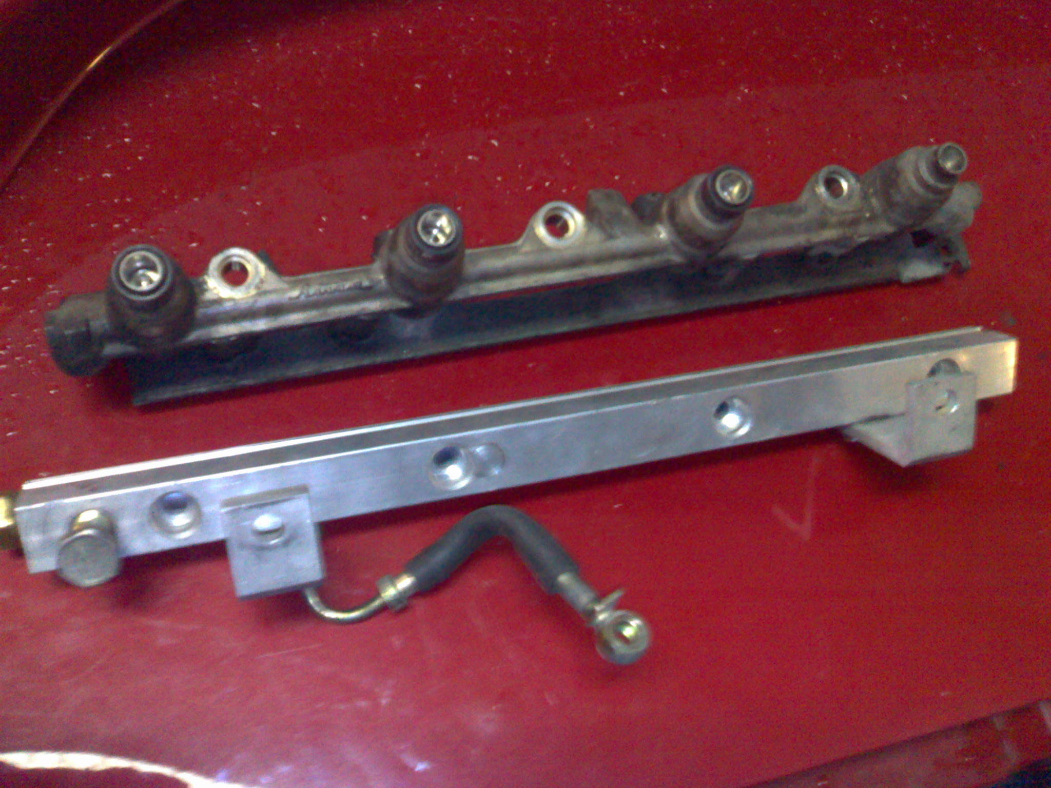 ny og gammel fuelrail.