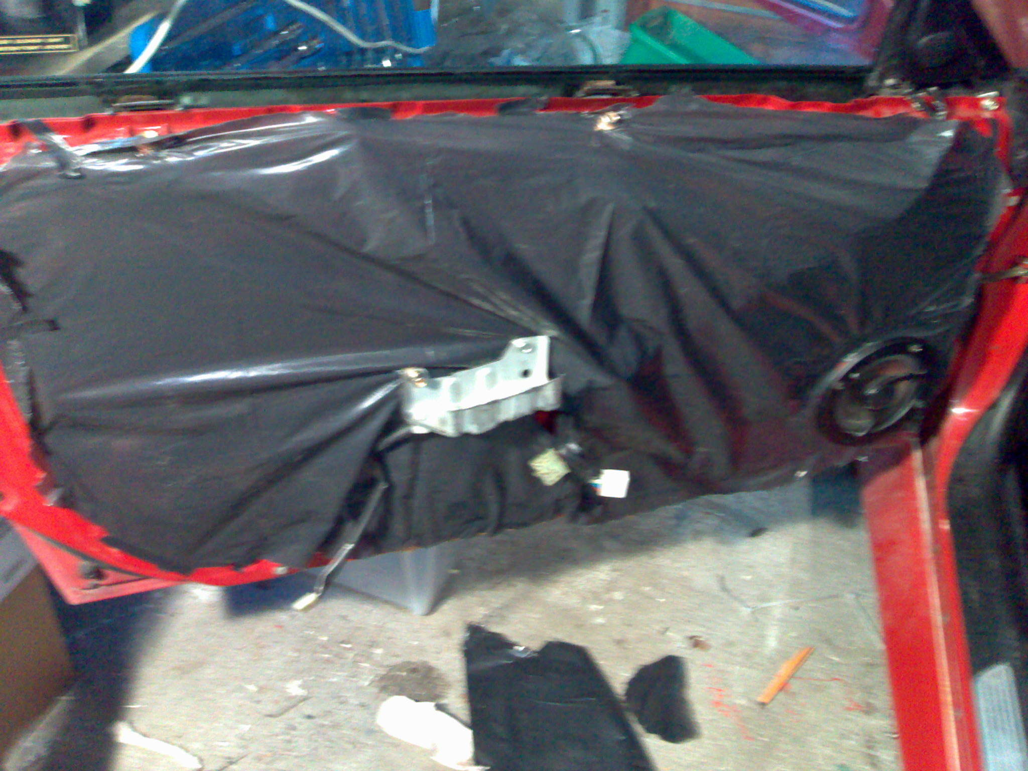 Ser ikke så veldig pent ut, men det funker og holder det tett. Dessuten er det ingen som skal se bak dørtrekket uansett. :-) (ble byttet pga jeg måtte skifte motoren til vindusheisen.