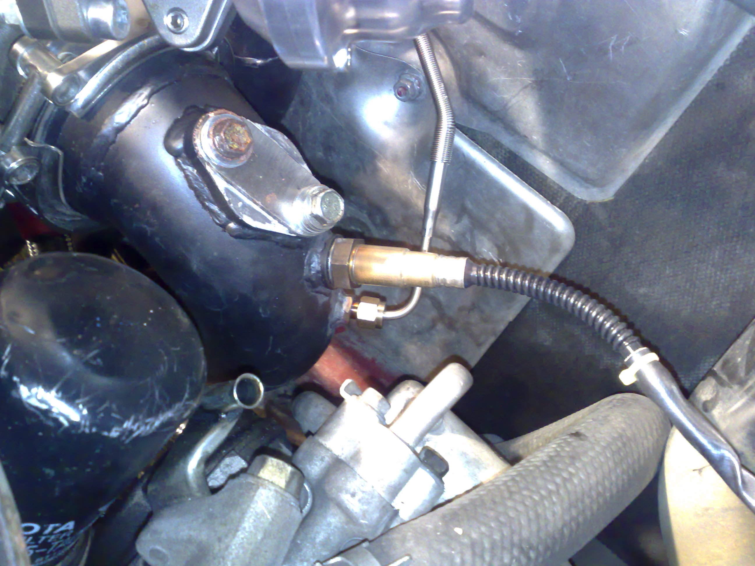 Lagde en block off plate for orginal lambdaen, og borret hull i downpipen fra KO racing og sveiset på bungen til eksos temperatur føleren. Har også fått på Inovate LC1 wideband lambdaen her og strekt kabel fra eksos temp frem til kupe.