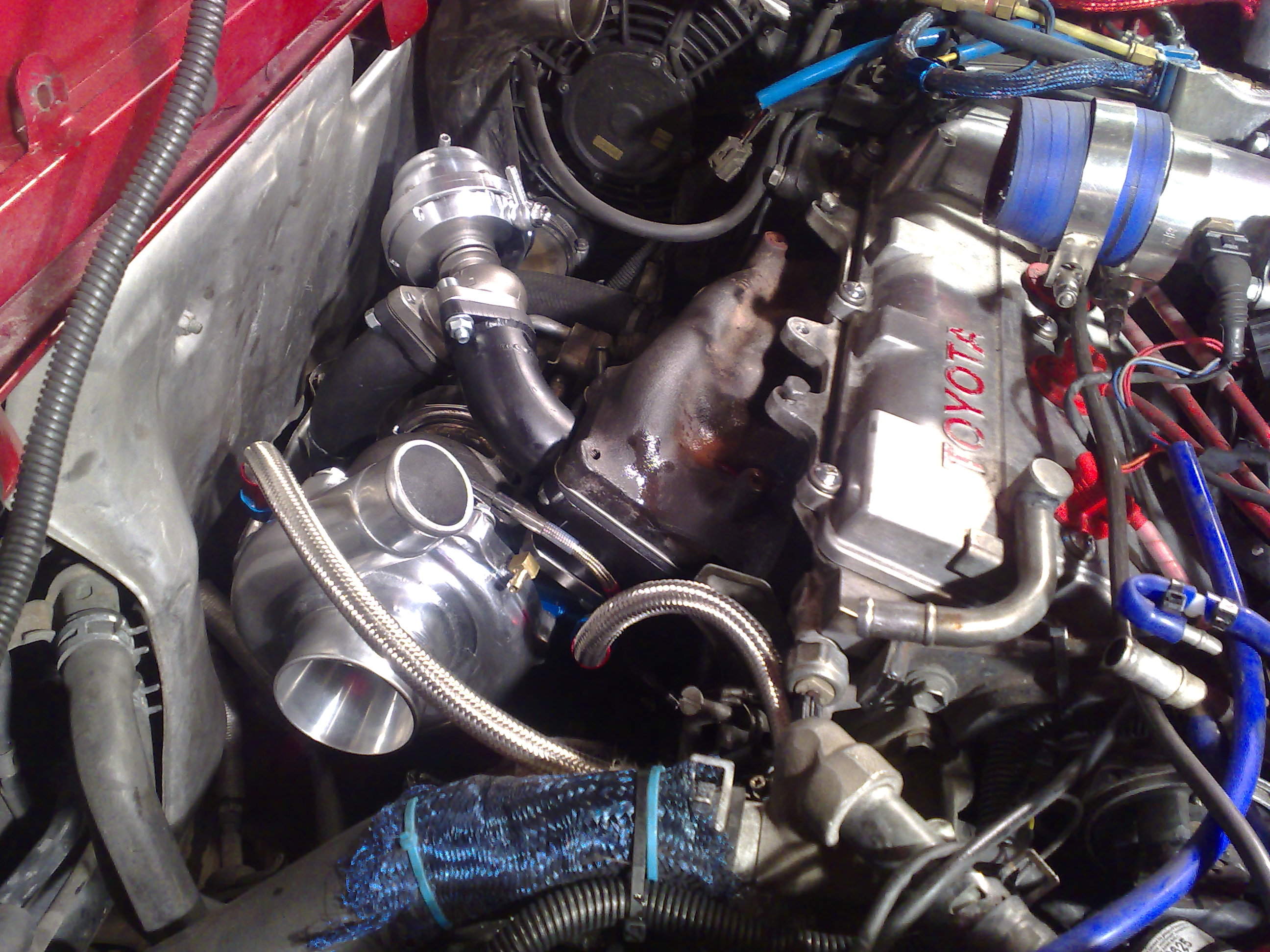 Wastegagen montert. Har også fått byttet kjøleslangen fremover mot radiator (den fikk seg en sprekk og som dere kan se er det bare midlertidig tettet med en nettingstrømpe på toppen.