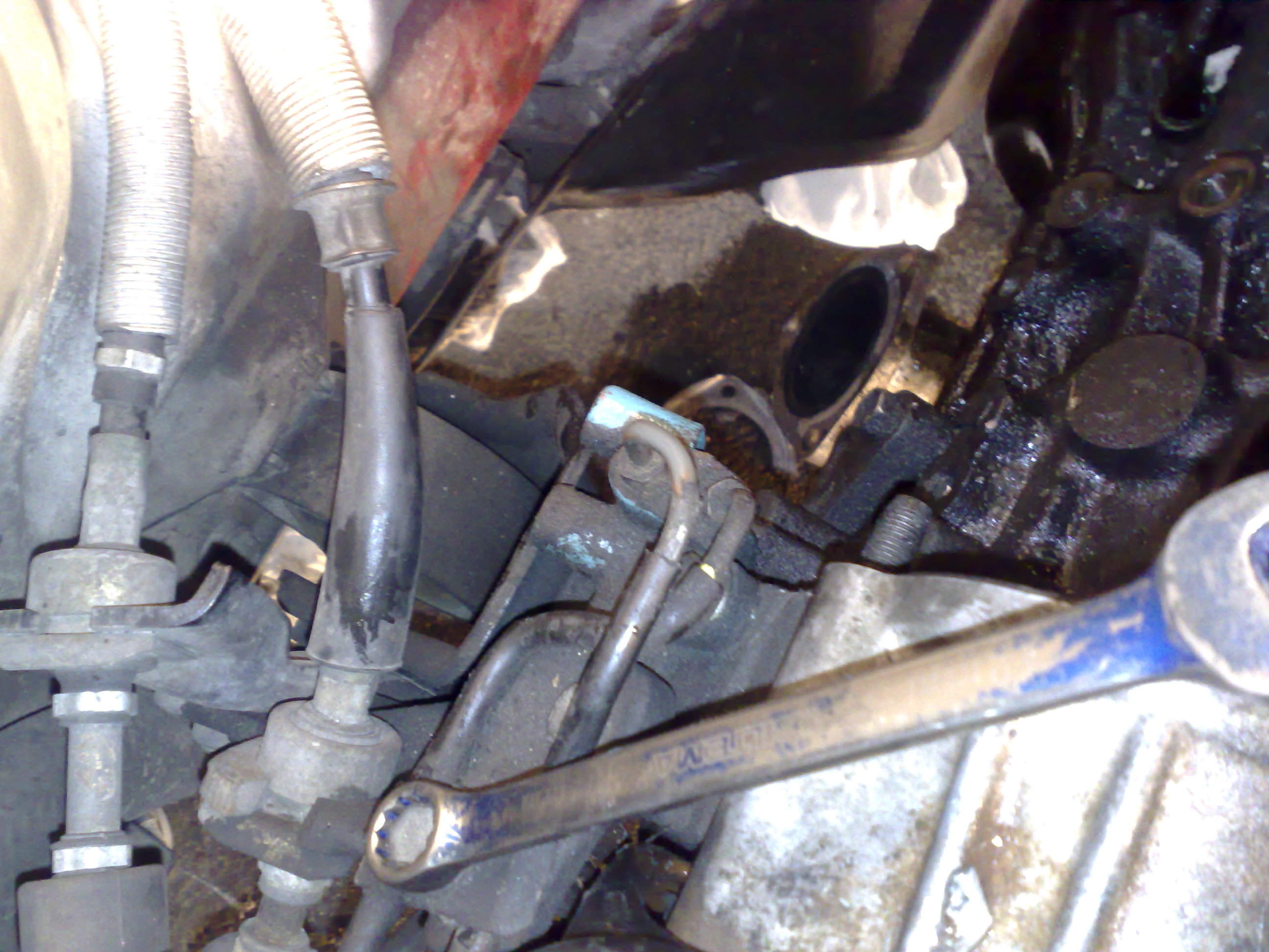 Varme dekselet må vekk, og rørene må bendes litt for åf å plass til turboen. Det følger med varmeisolasjon som skal på.