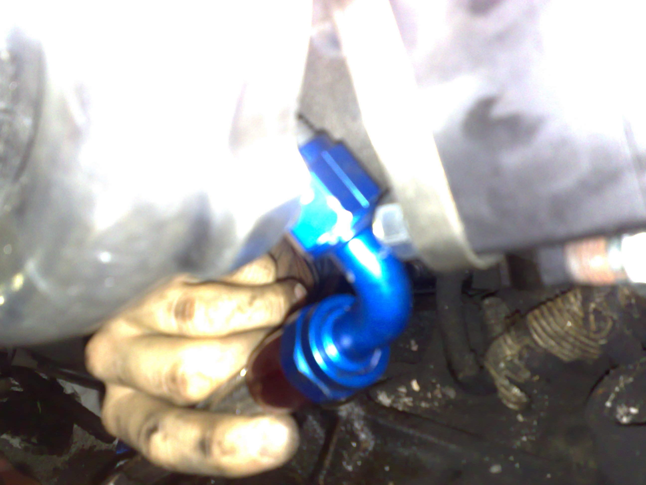 Ikke så enkelt å skru på disse bilene med tanke på plass. Kobe på oljerut på bunnpanna. I bakgrunn ser dere HFH, som det nå faktisk er ganske enkelt å komme til for å skifte i fremtiden etter bytte av turbo. :-)