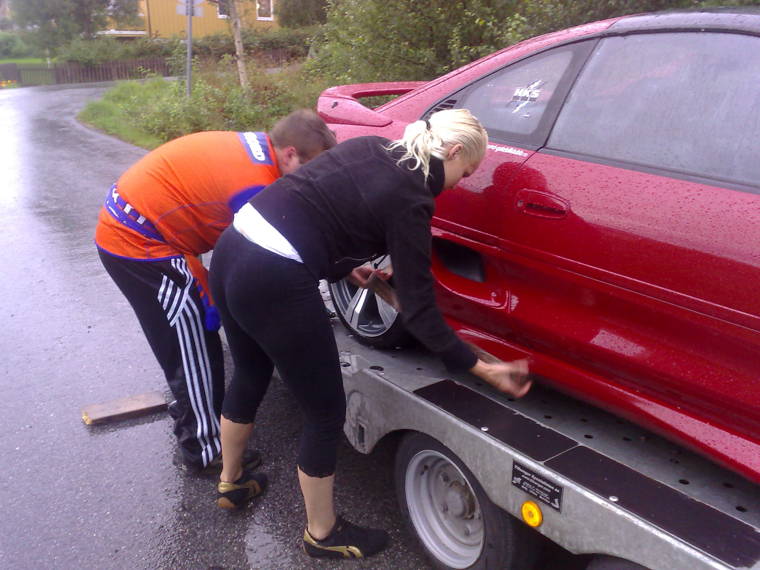 Jentene hjelper til igjen.. Slik skal det være! :P