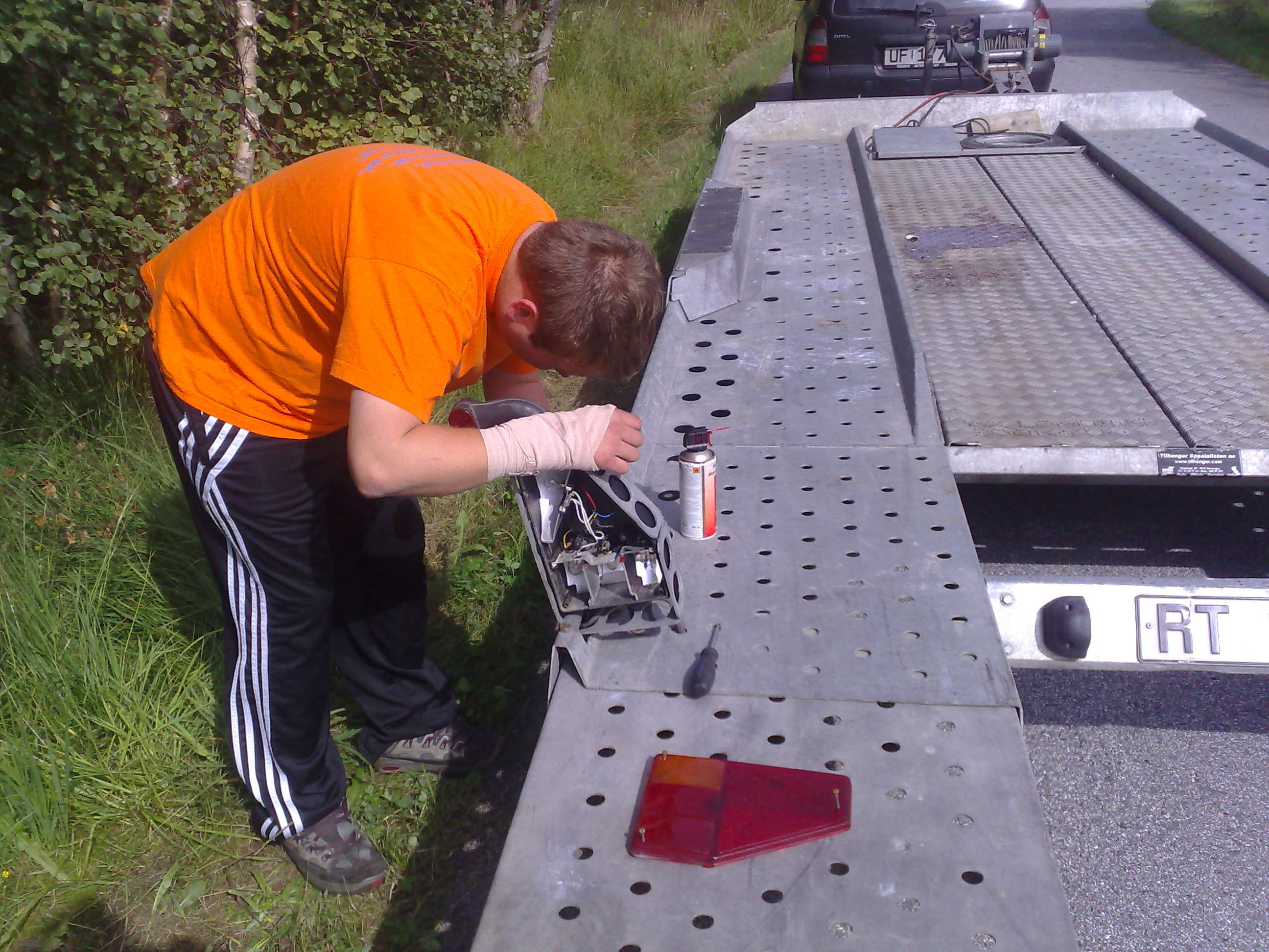 dårlig kontakt i lysene på hengeren, så dette måtte fikses før vi kunne dra..