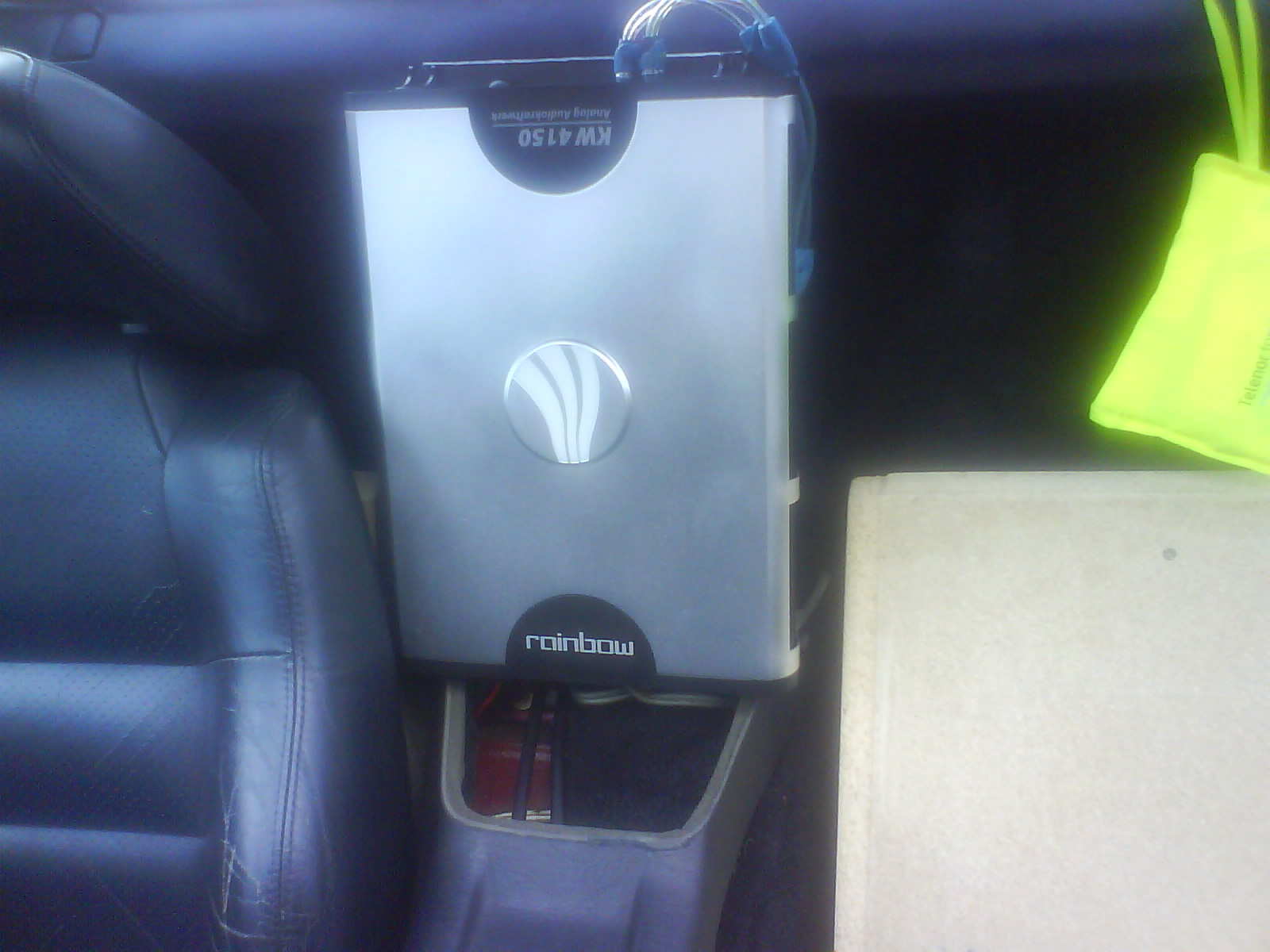 Forsterker slik den står montert mellom setene. Må finne en løsning på å lage noe fancy greier i glassfiber.