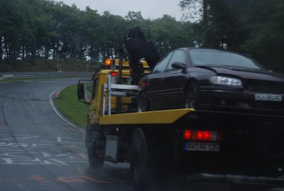 Sånn går det når overmodige østfoldinger tar med sin garasjetrimma Omega på verdens farligste bane... Skitskallen hadde to unger i baksetet idet han dundra inn i rekkverket etter Wehrseifen...