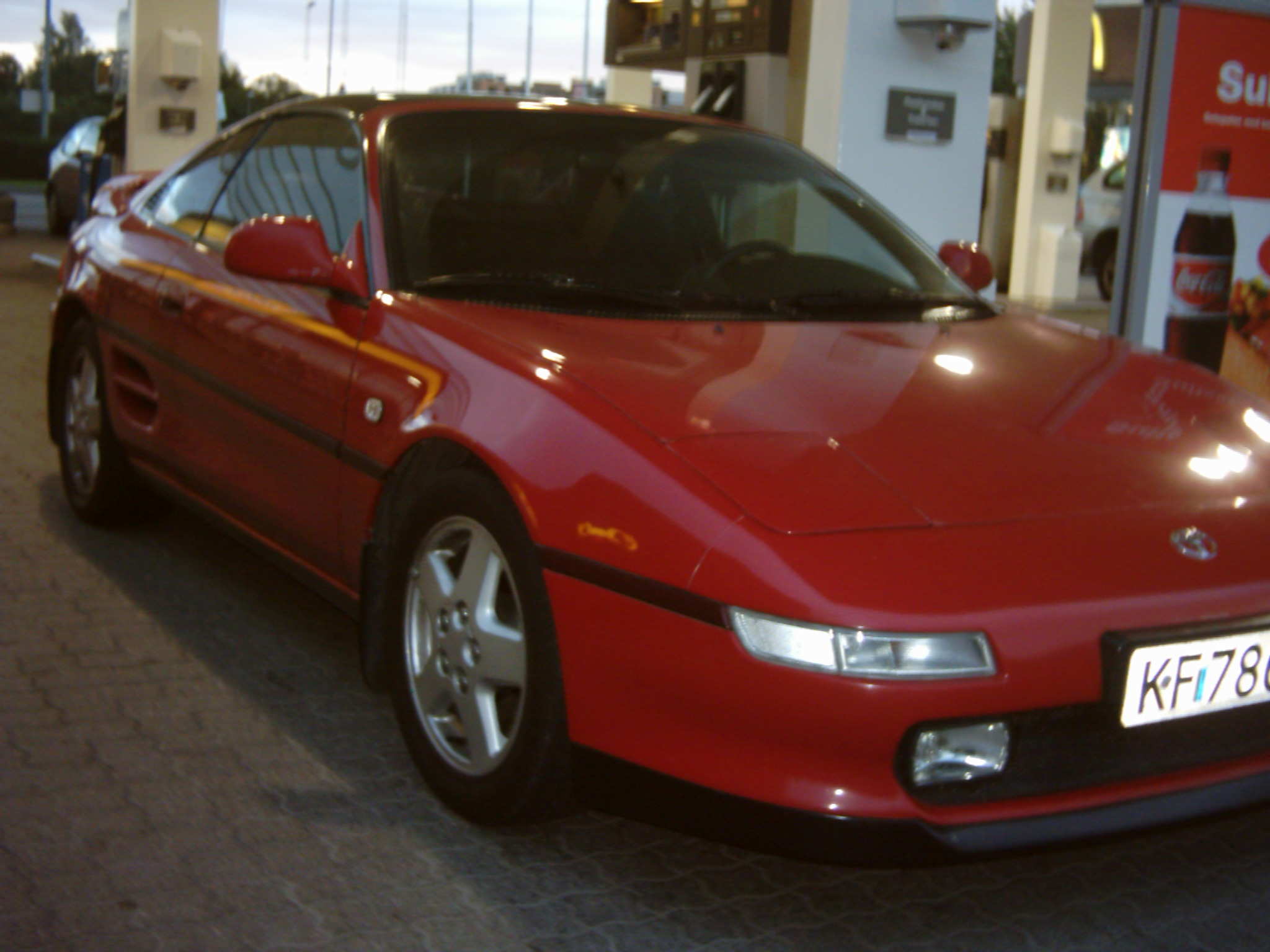 Etter montering av progressive fjærer og Koni. bensinstasjon Forfra.JPG