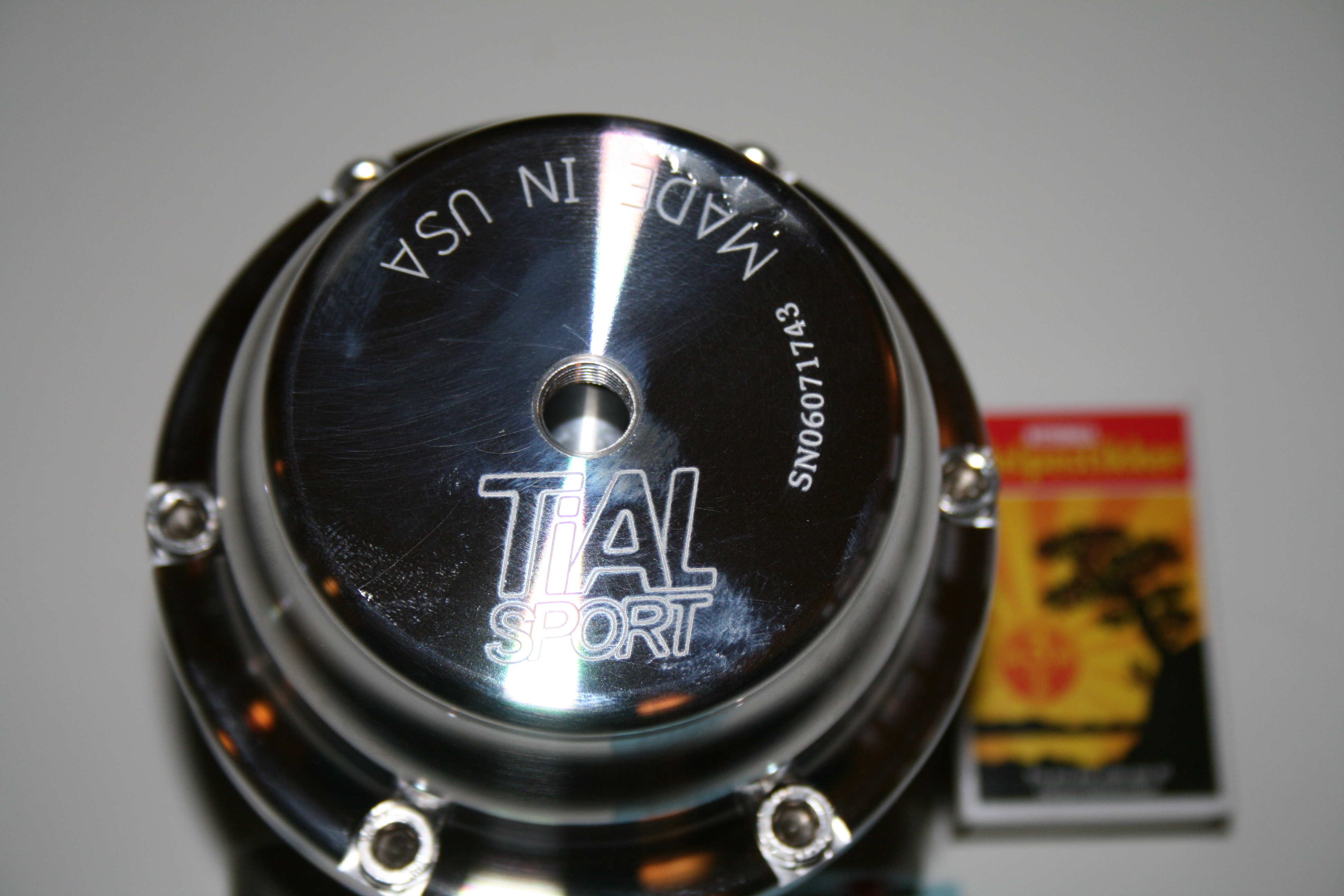 Guffen øverst på kanten av wastegaten er faktisk merker etter at bikkjen til WireD sniffa ut de nye delene. :) Greit med snasent kamera. ;)