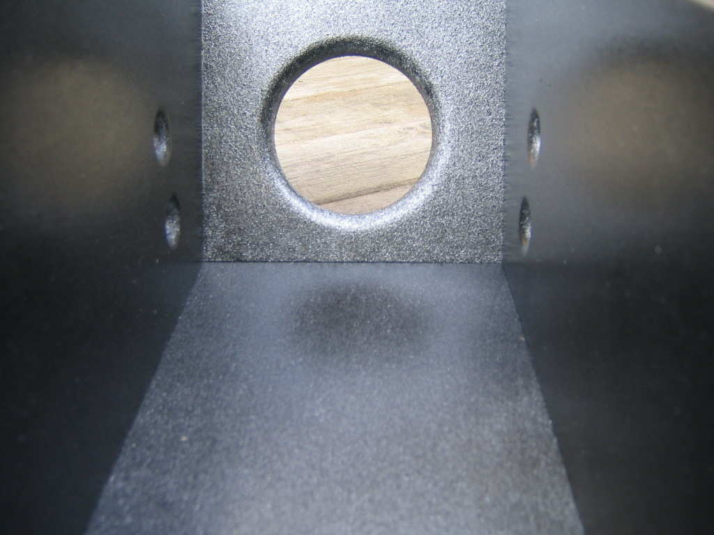 Kondensator kasse. Hullet i front skal d monteres viftegrill og hullene i sidene skal det trekkes kabler igjennom