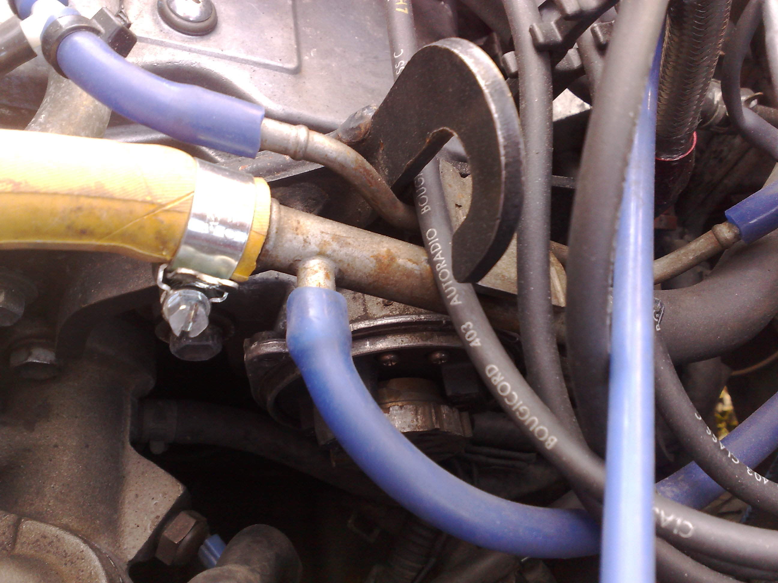 Byttet ut den blå slangen med en gul en. Her ses det hvor den går inn.