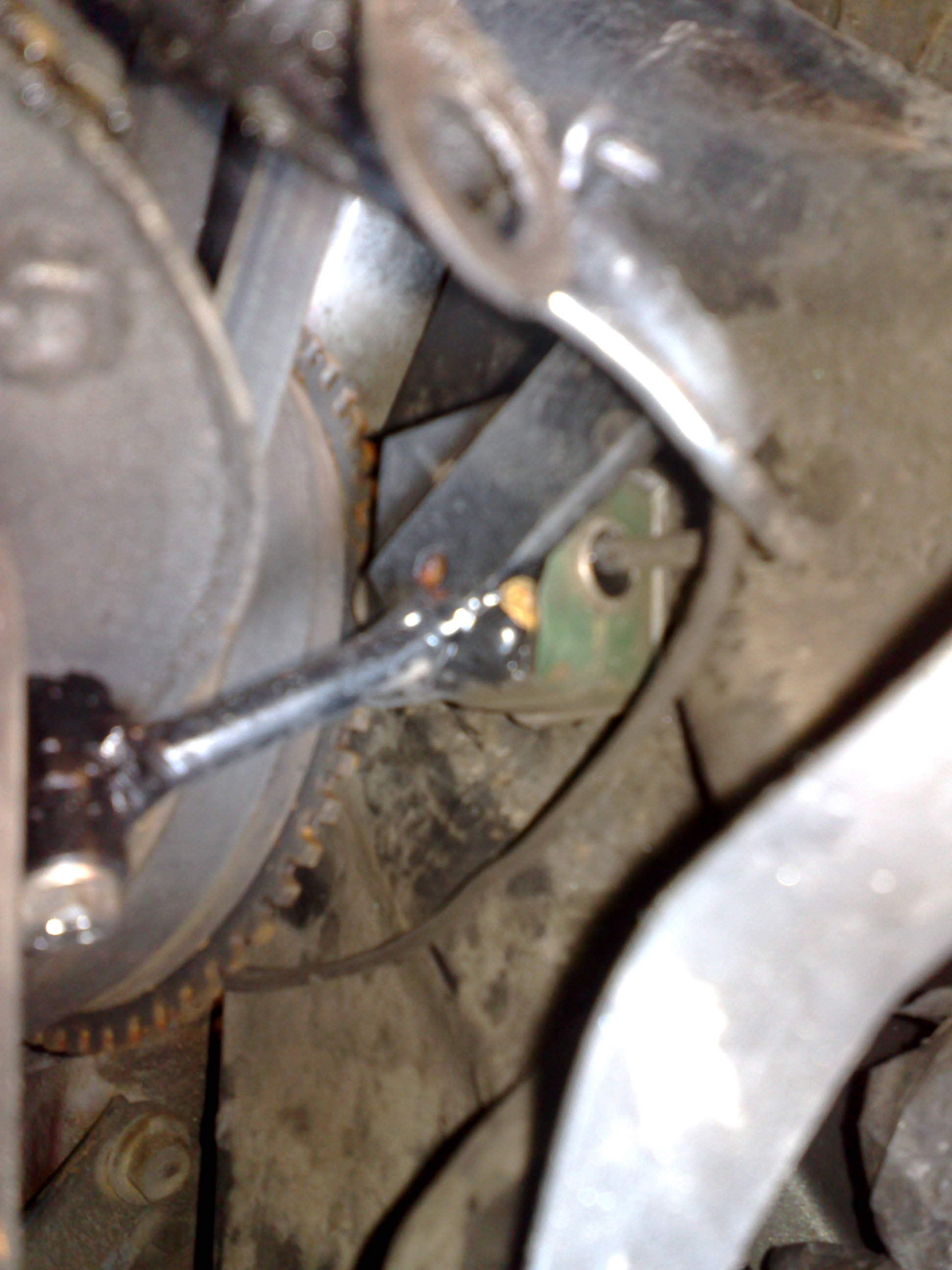 Dårlig bilde, men det viser iallefall hvordan trigger kitet for veivposisjonsensoren er lagt opp. Ligger forholdsvis greit isolert under plastikk dekselet der.