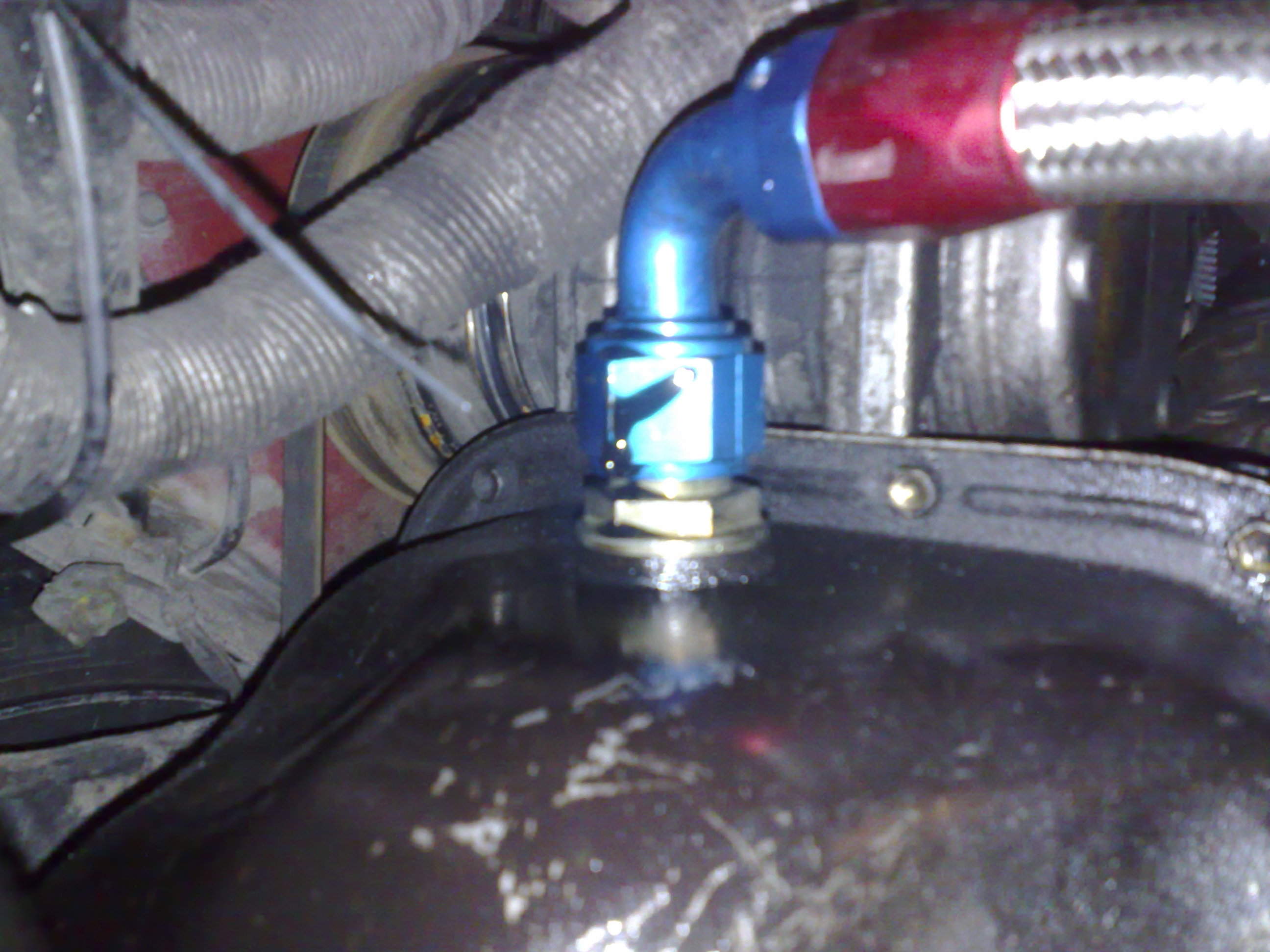 En aldri så liten olje lekasje... Måtte bruke rørtang for å teite til da jeg ikke hadde store nok fastnøkler.. Så blir en tur på biltema over helga... :)