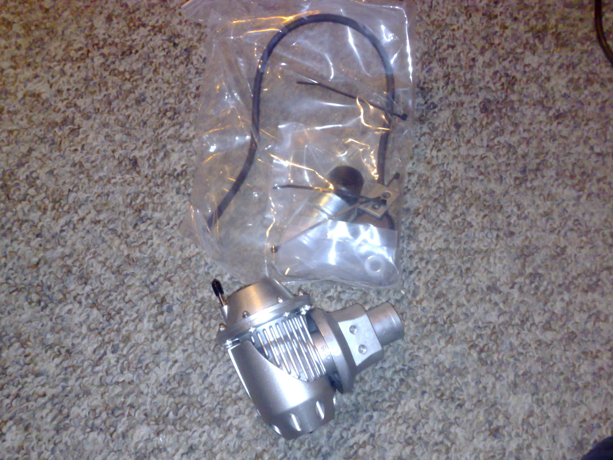 Ny HKS SSQV dumpventil. Den jeg hadde sluttet på mystisk vis å funke skikkelig (åpnet ikke helt)