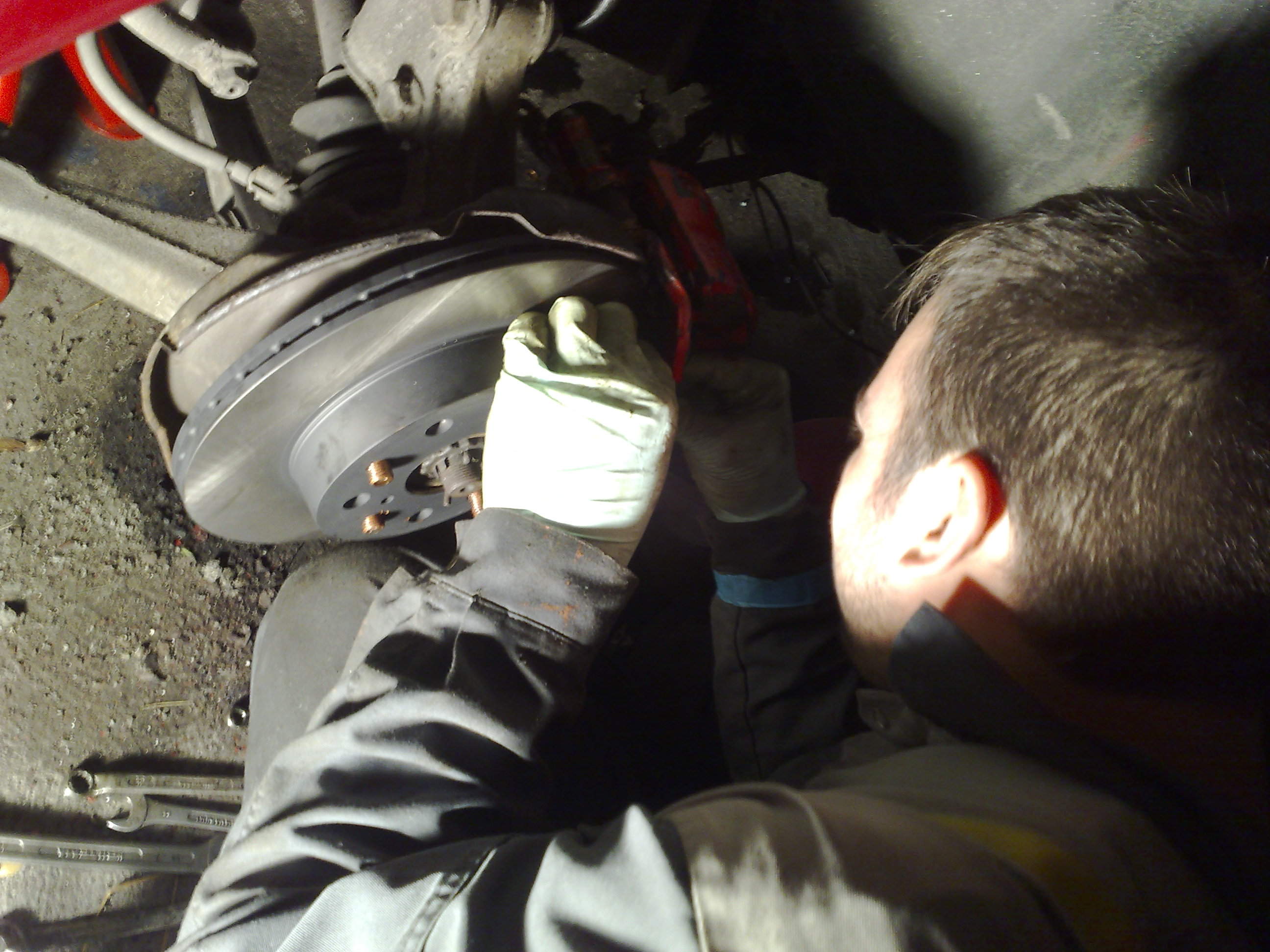 Nitrile hansker er faktisk utrolig praktisk med slikt &amp;quot;grovarbeid&amp;quot;. Funker dårlig om man trenger finmotorikk, men i dette tilfellet er det utmerket. Så slipper en å skitne seg til :)