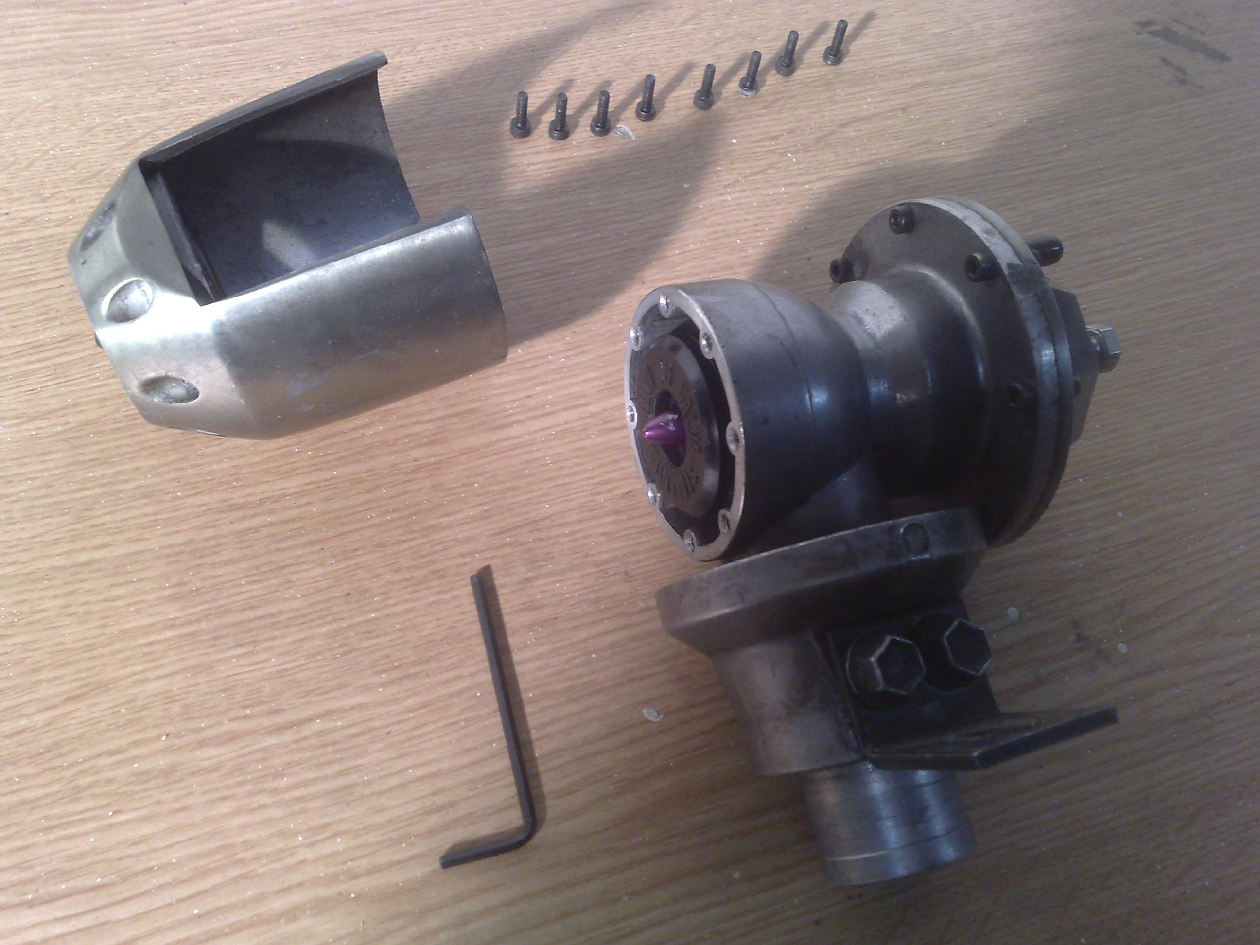 Åpnet den gamle for å se hva som var galt. (har flere bilder men gidder ikke legge ut alle) men alt ser ok ut. Er nok bare utslitt.. Den åpner, men ikke så mye som den skal. Er treg.. forsøkte å smøre opp igjen stempelet men hjalp lite..