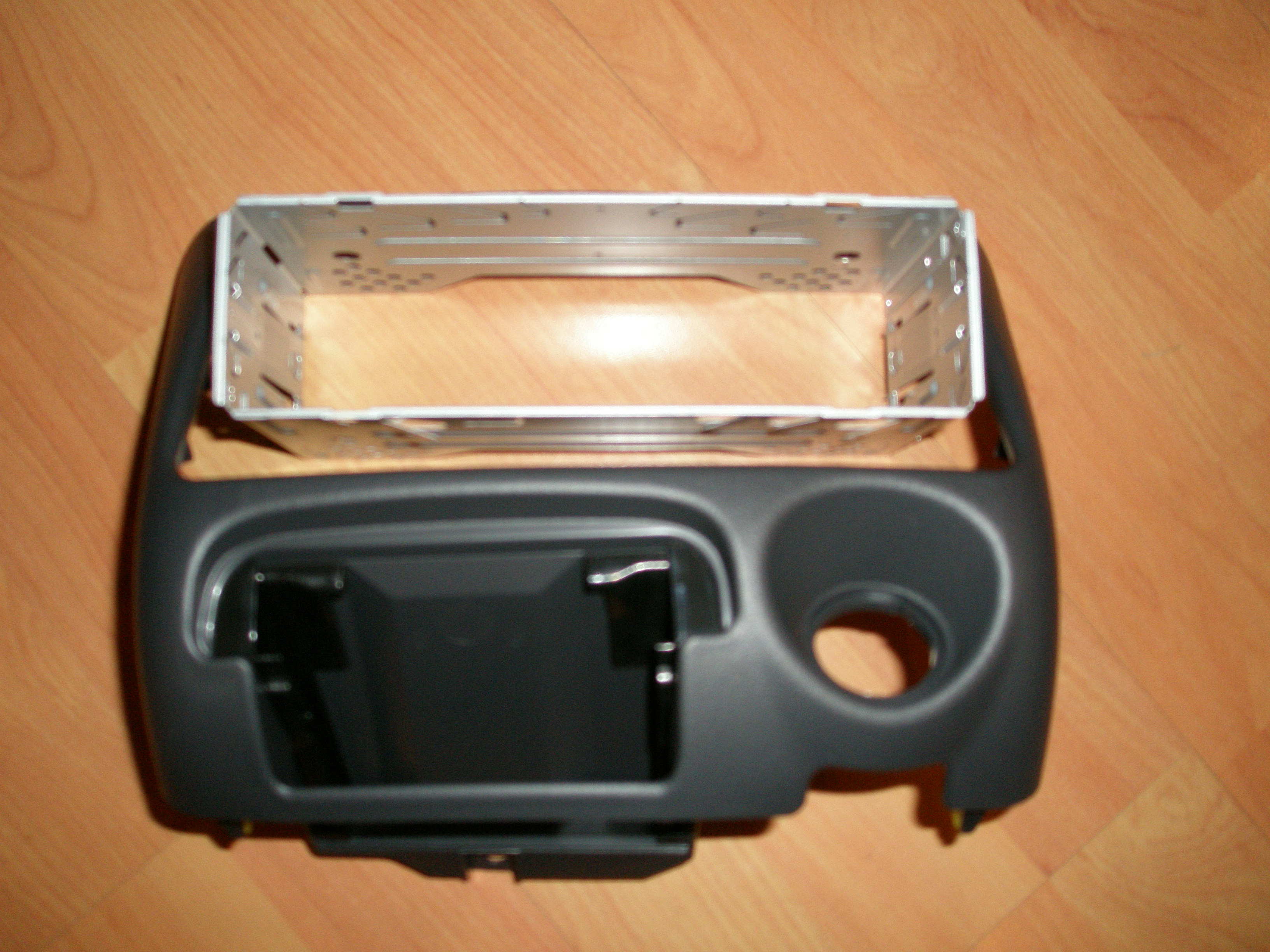 Yaris-panelet med stereobraketten inni