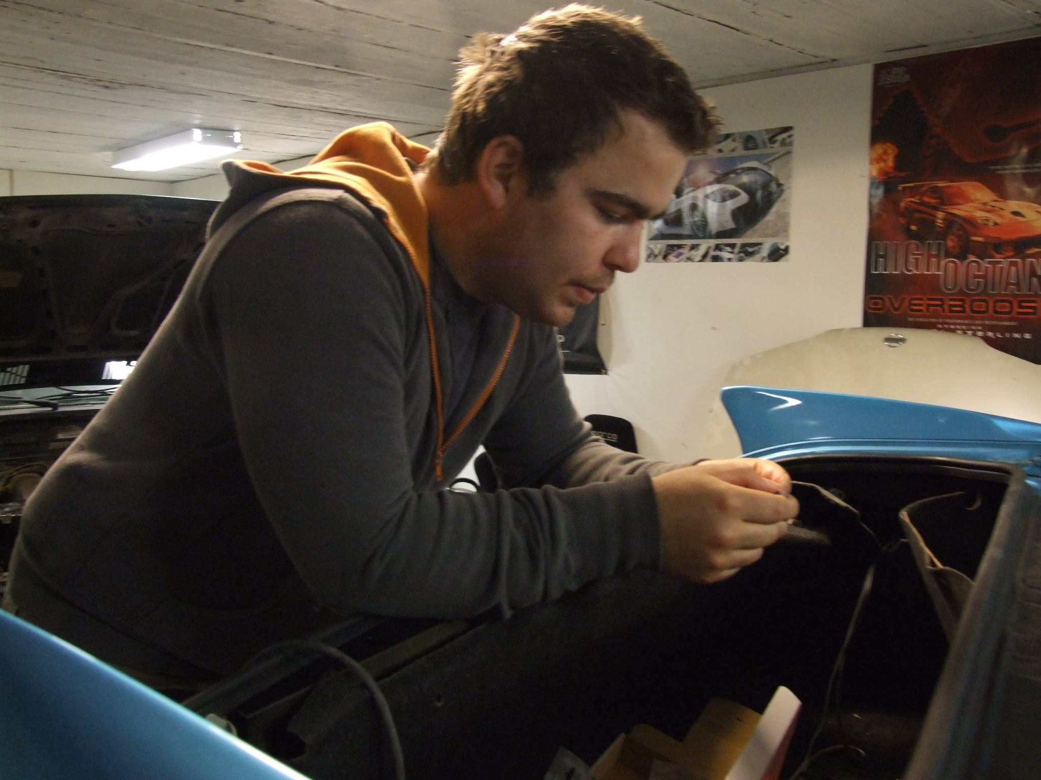 ....mens Andreas kobler mer Neo