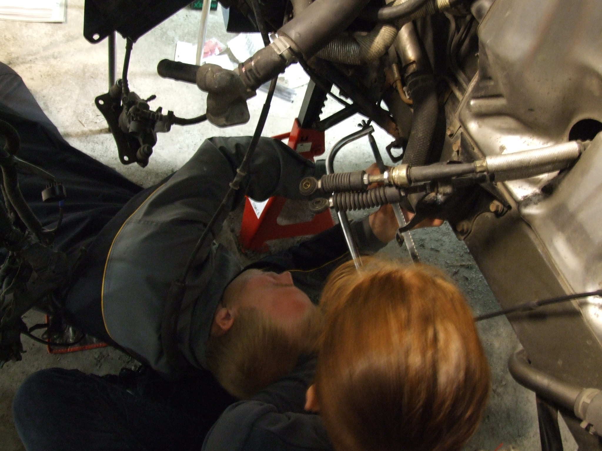 Kjetil og jeg prøver å kappe røret for å lage ny flens...