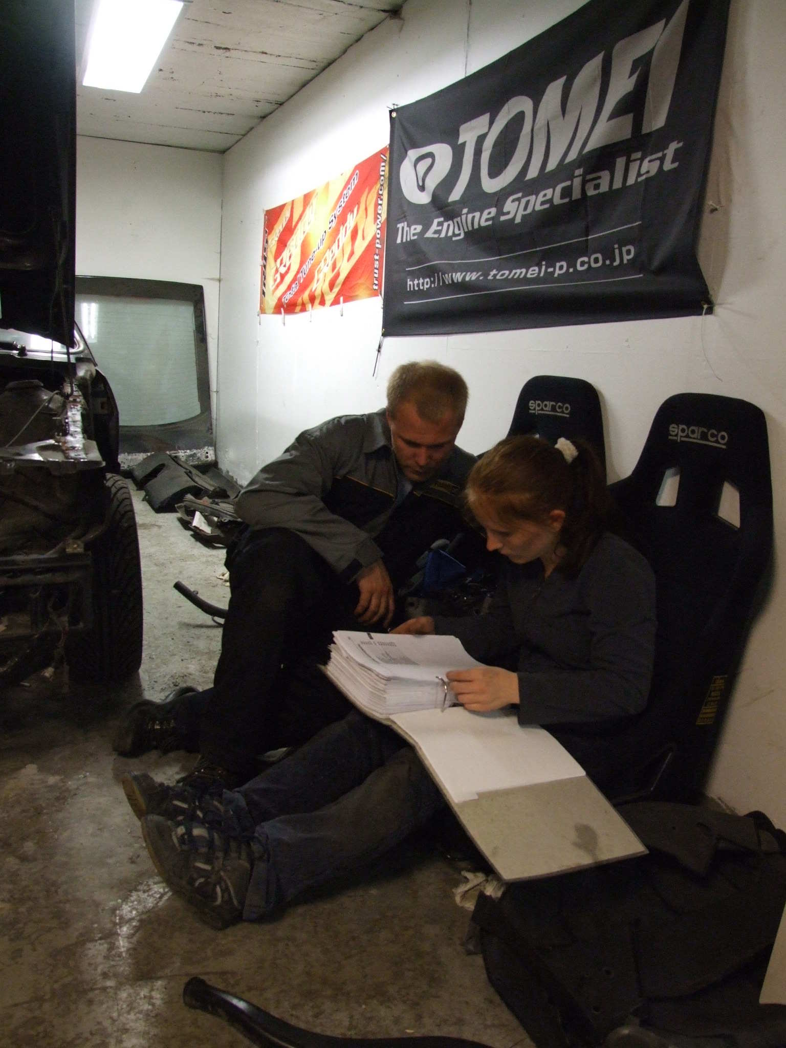 Begynte med å montere oljepumpe og vannpumpe men boltene knakk og knakk så da var det bare å sjekke hvor mange bolter boka mente det skulle være og bestille opp nytt....tok jo sin tid før de kom fra Toyota