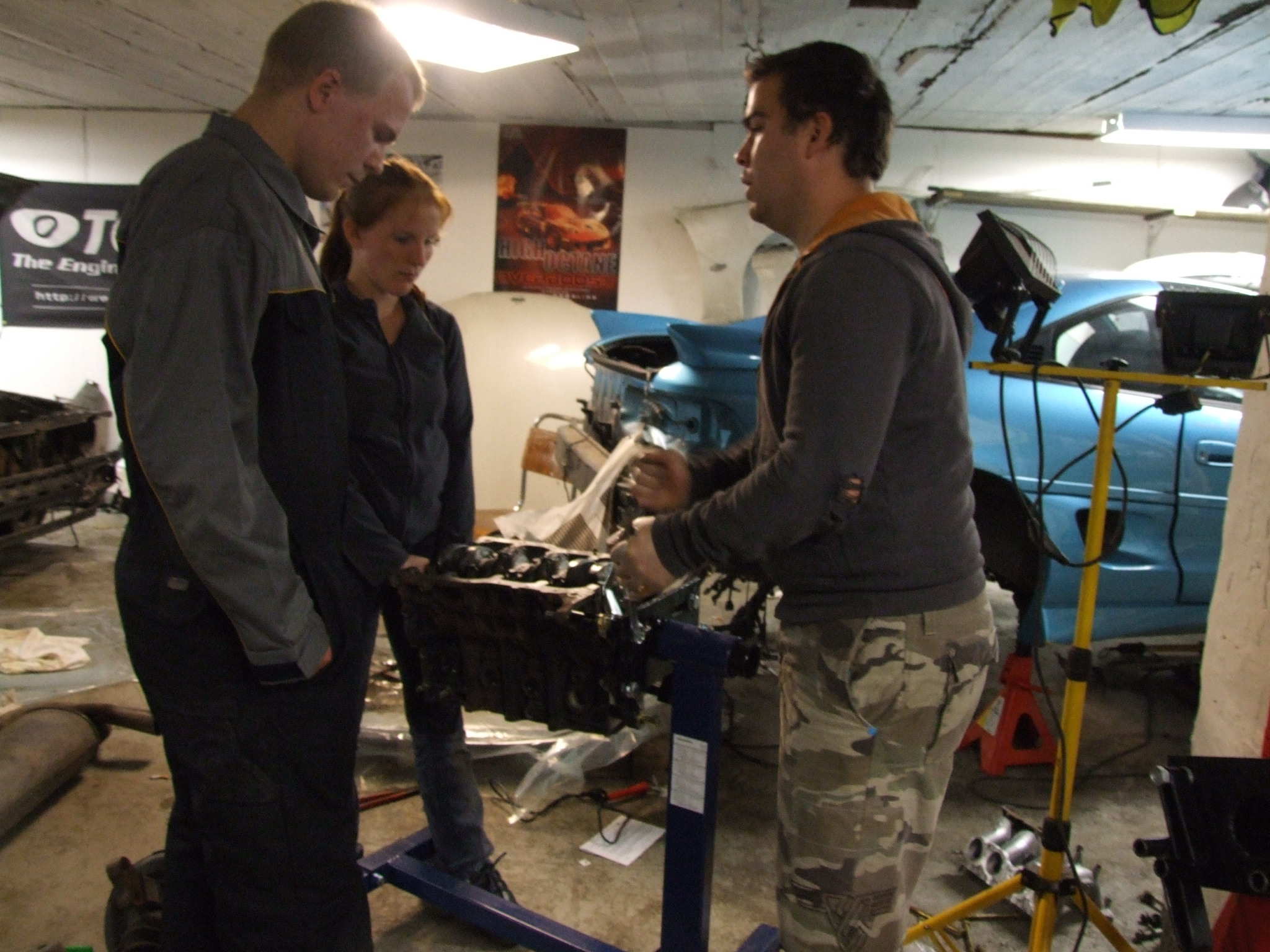 Blokka på plass på motorbukken, hadde sikkert vært praktisk å få det til tidligere men da var den ikke tilgjengelig