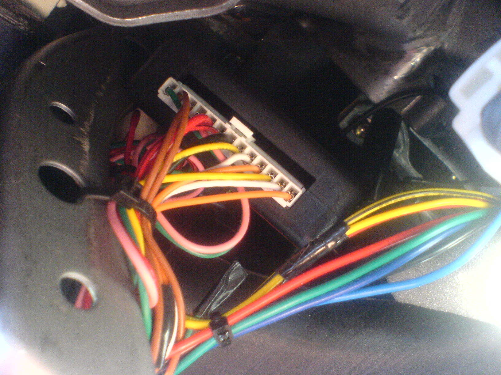 Kontrollenhet montert oppunder dashbordet