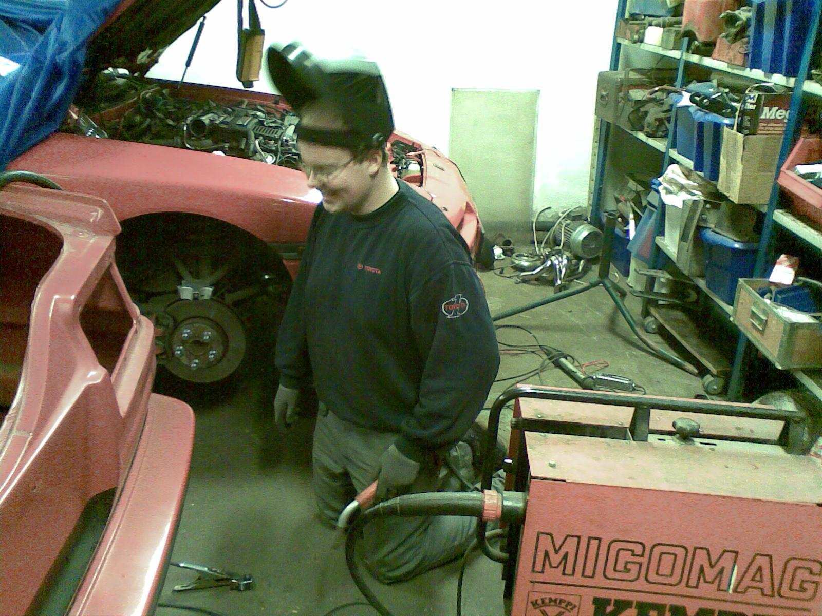 Man måste jo svetsa lite!;o) (Sjekk feteste bilen i bakgrunnen=D)