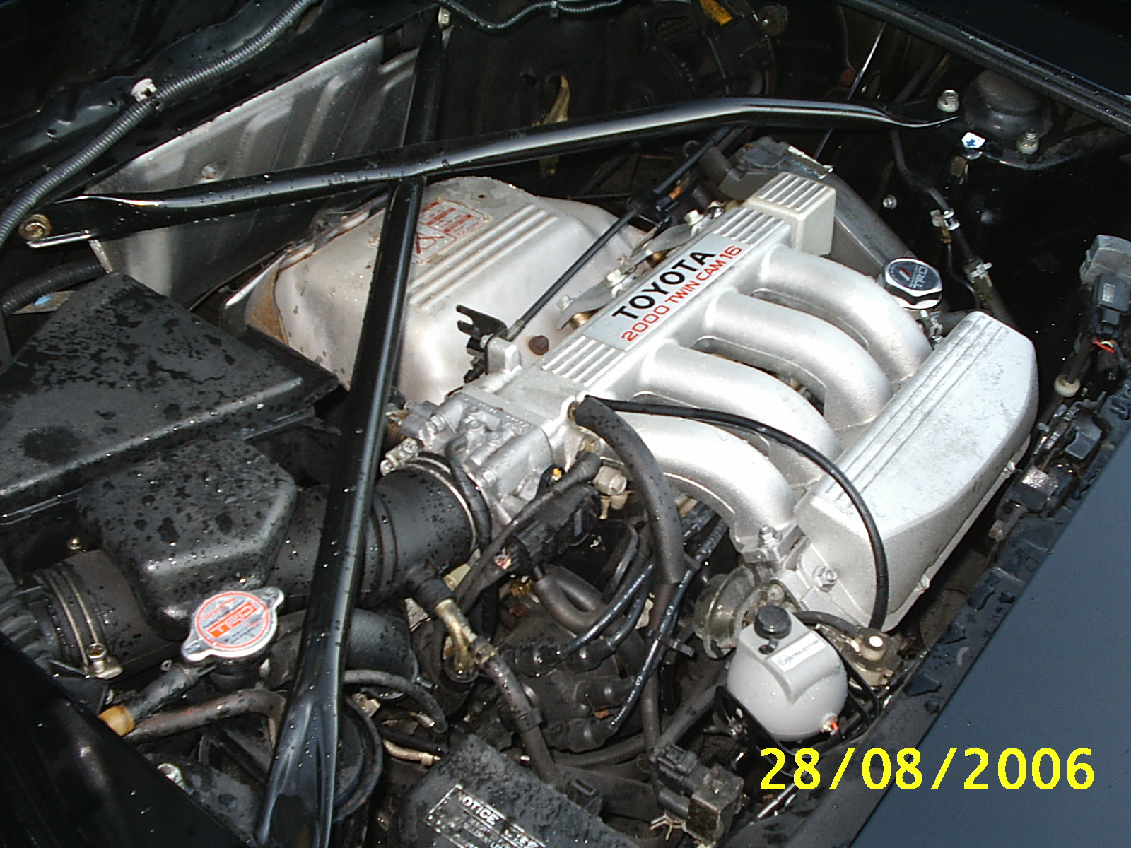 den runde grå boksen er til alaremen. under Lokket på toppen så er dette nøkkelhullet.